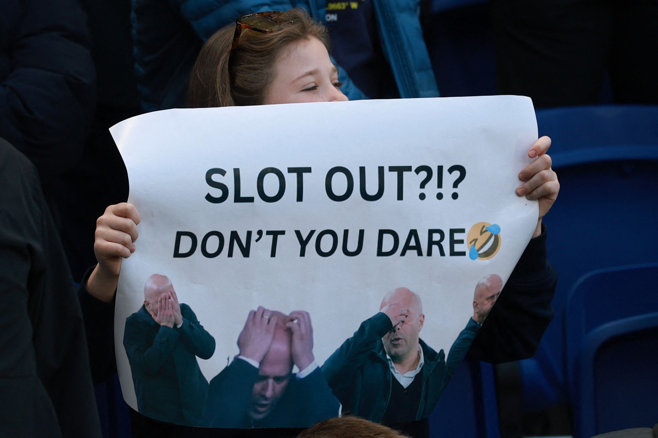 Ein Everton-Fan mit einem sarkastischen Plädoyer für den zuletzt glücklosen Rivalen-Trainer Arne Slot.
