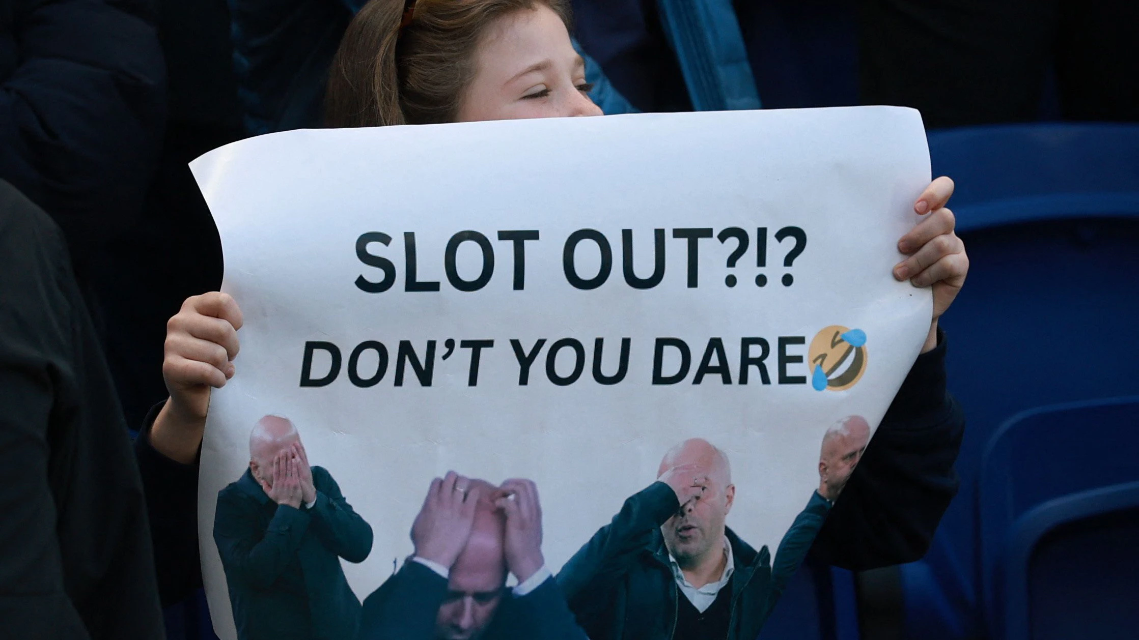 Ein Everton-Fan mit einem sarkastischen Plädoyer für den zuletzt glücklosen Rivalen-Trainer Arne Slot.