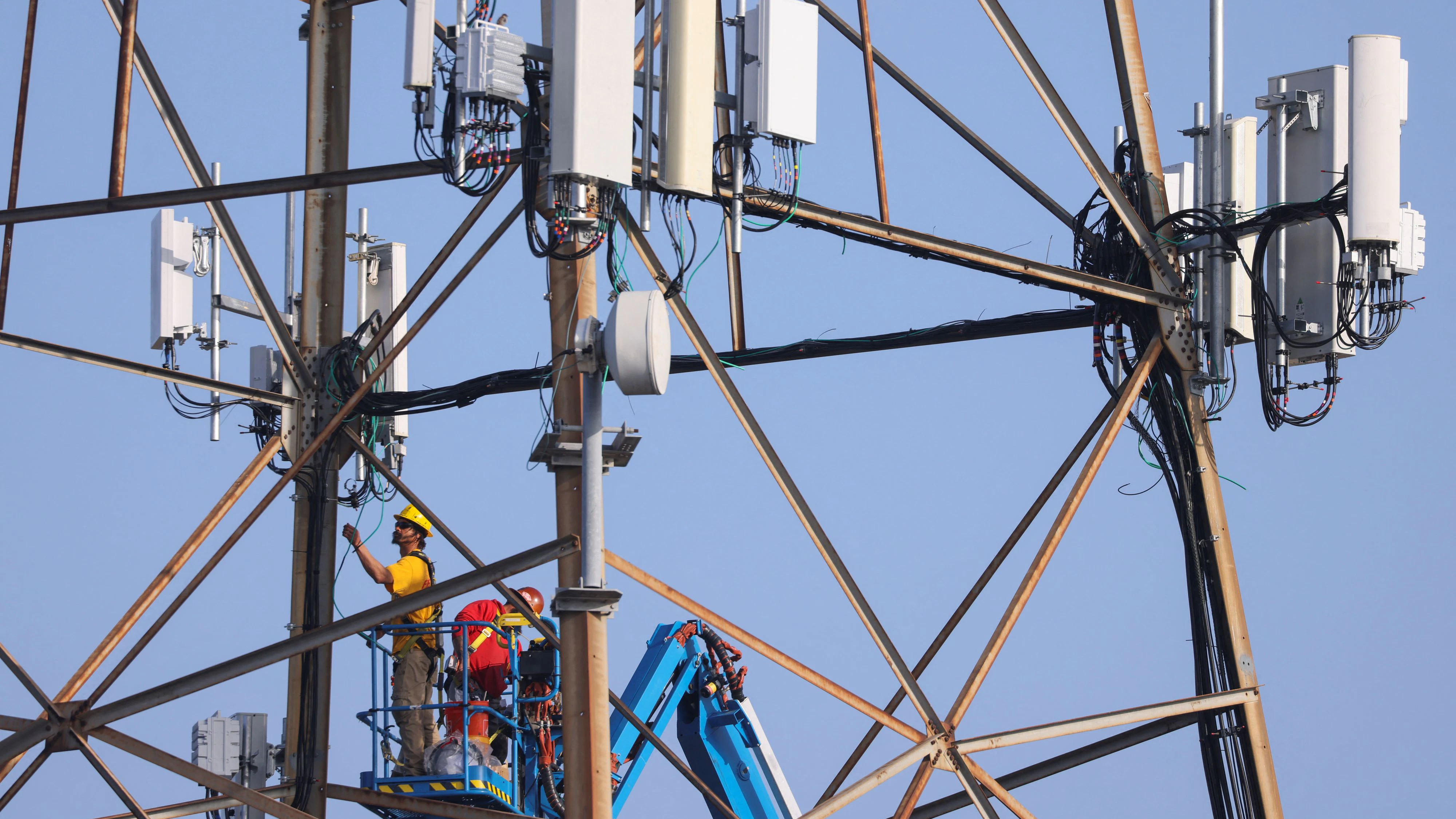 Im internationalen Vergleich zeigt sich Österreich im Mobilfunk stark. Während die Schweiz im Festnetz oft höhere Werte erreicht, dreht sich das Bild im Mobilbereich teilweise um.