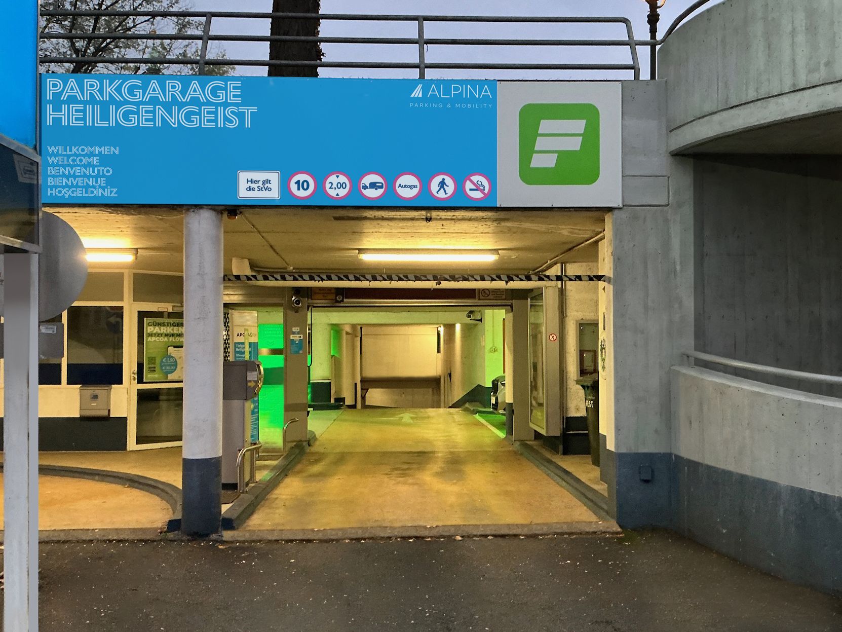 Einfahrt völlig ohne Schranken. 