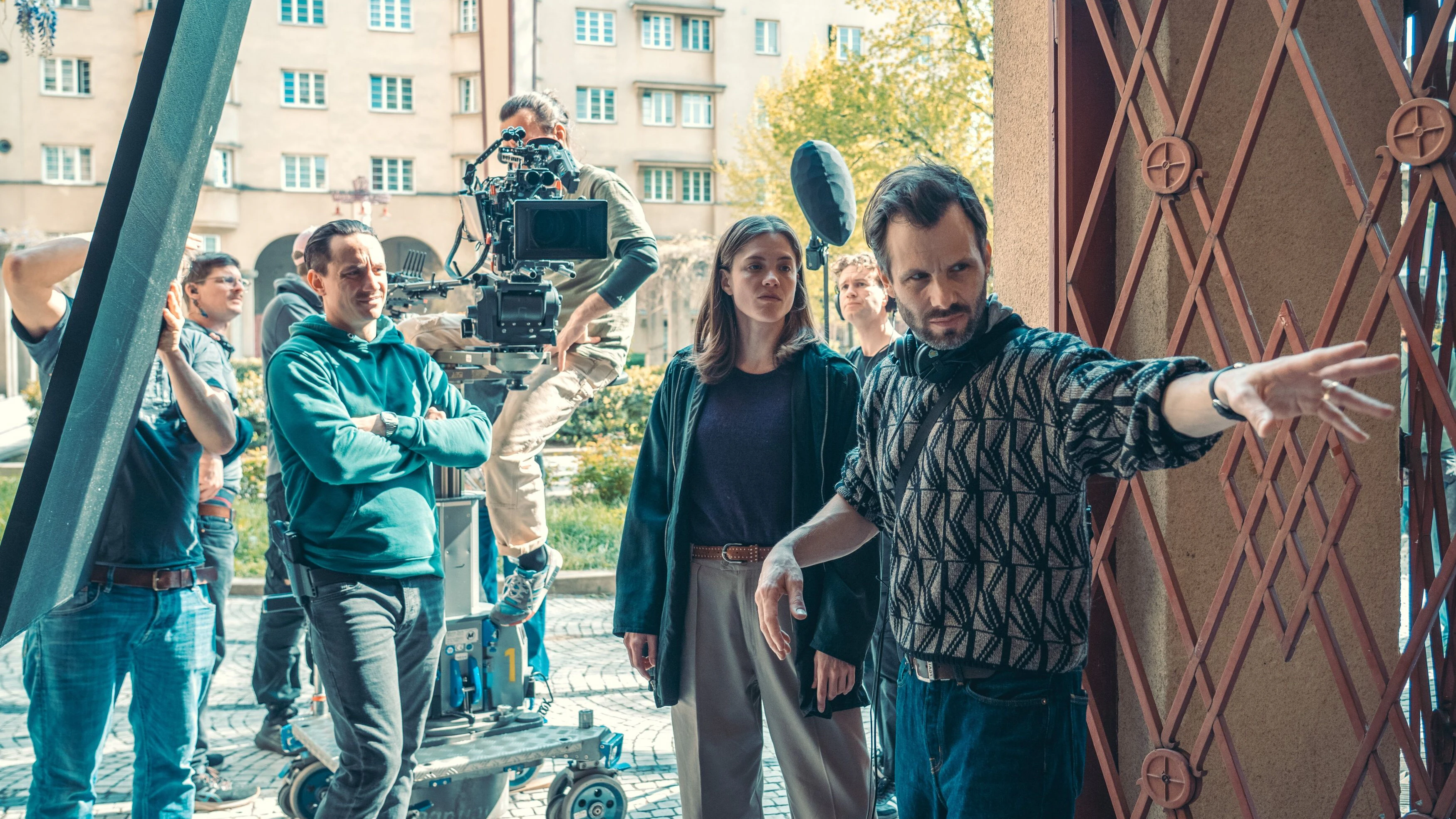 Laurence Rupp, Miriam Fussenegger und Regisseur Dominik Hartl (v.l.) bei den Dreharbeiten im Gemeindebau.