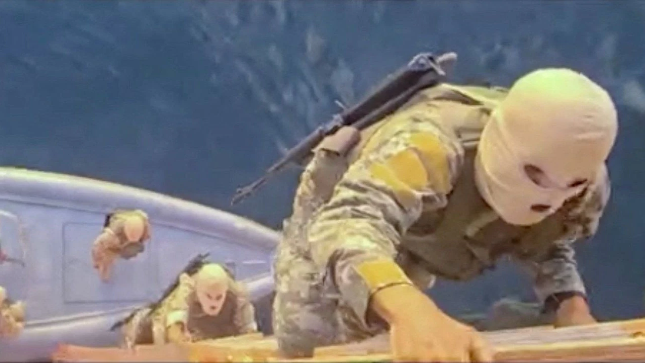 Soldaten haben das Containerschiffs „MSC Francesca“ in der Straße von Hormus beschlagnahmt, berichtet das iranische Staatsfernsehen. Das Video, das die Militäraktion zeigen soll, wurde am 22. April 2026 ausgestrahlt. Die Identität der Containerschiffe wurde als „MSC Francesca“ und „Epaminondas“ durch die Nachrichtenagentur Reuters bestätigt.