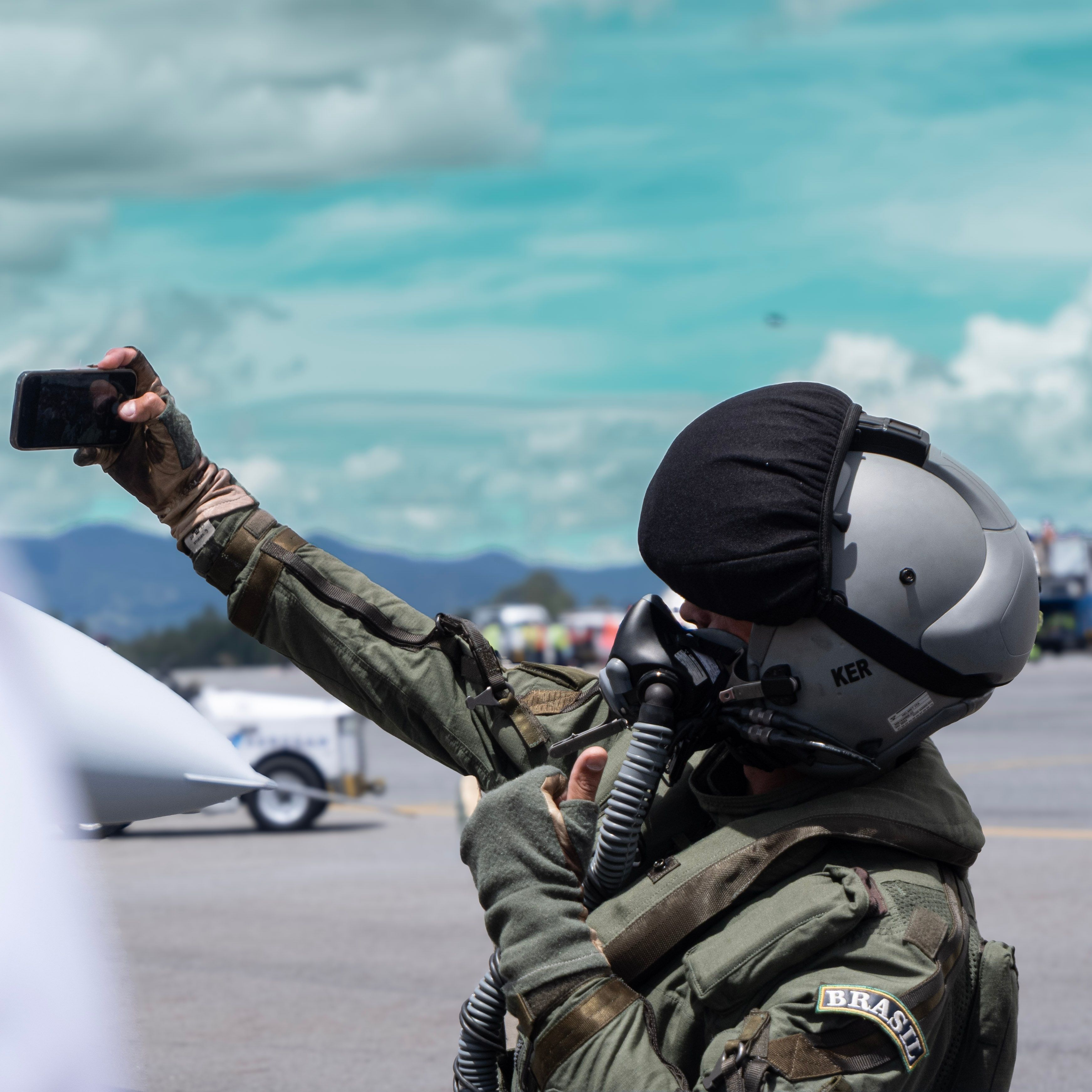 Heute.at - Kampfjet-Pilot muss für Selfie 50.000 € Strafe zahlen