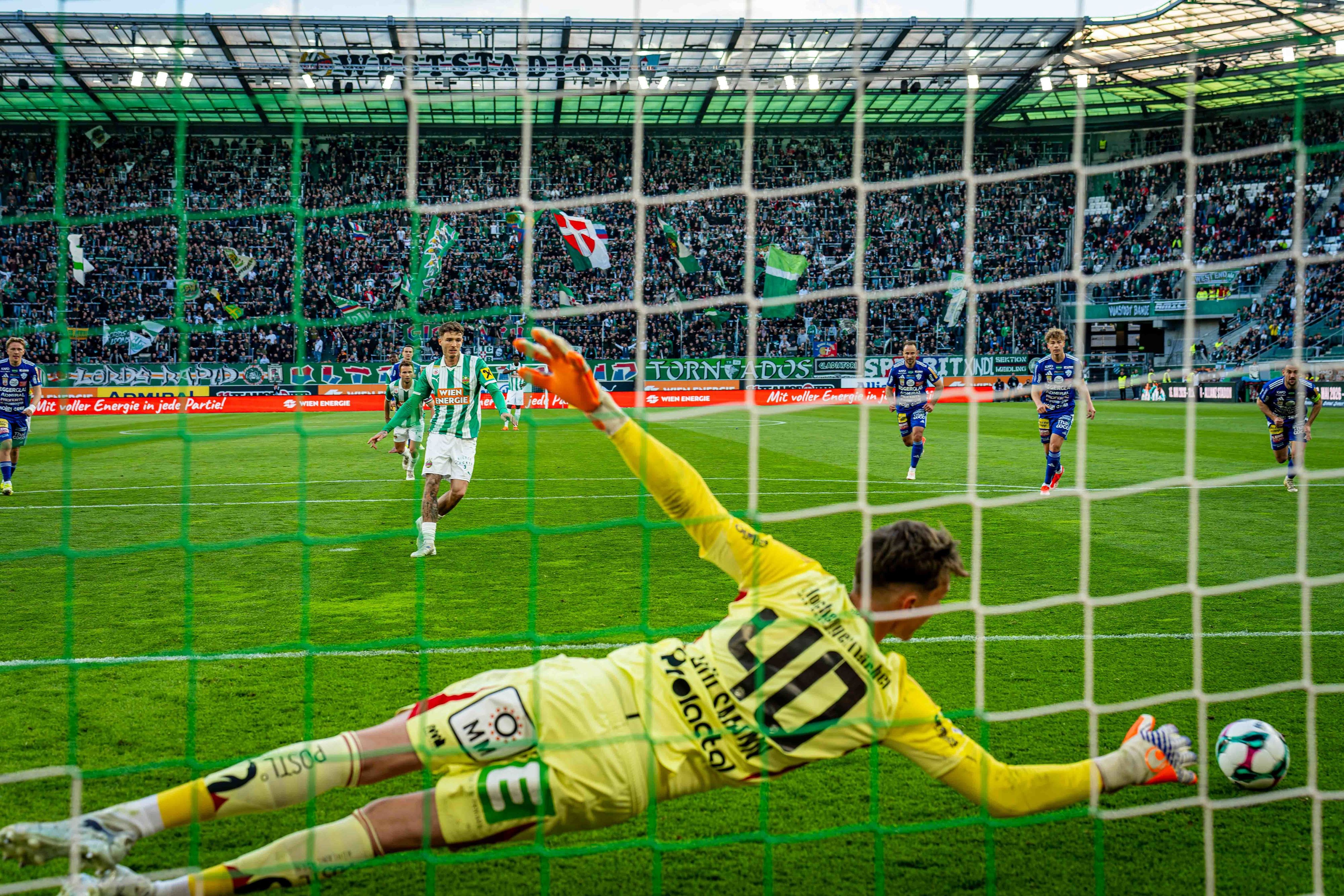 Bolla scheitert beim Elfer gegen Hartberg.