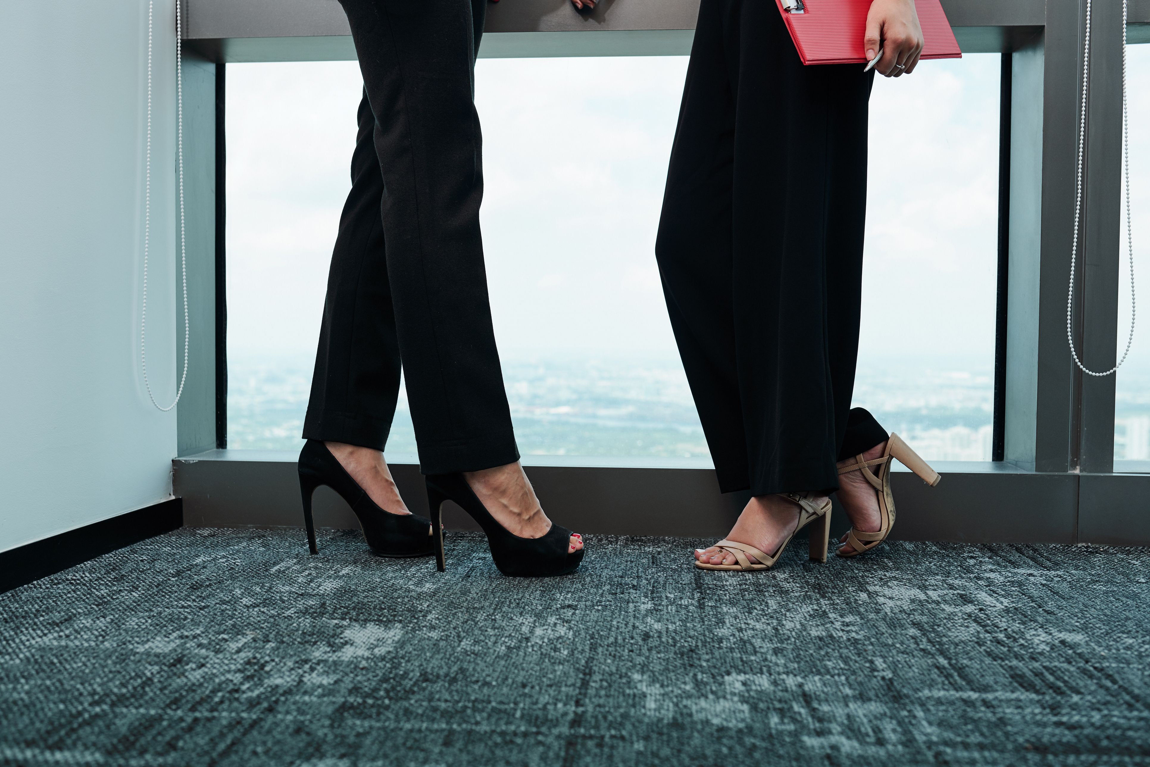 Für Frauen sind offene Schuhe im Job meist akzeptierter. Sie gelten oft als modisches Statement.