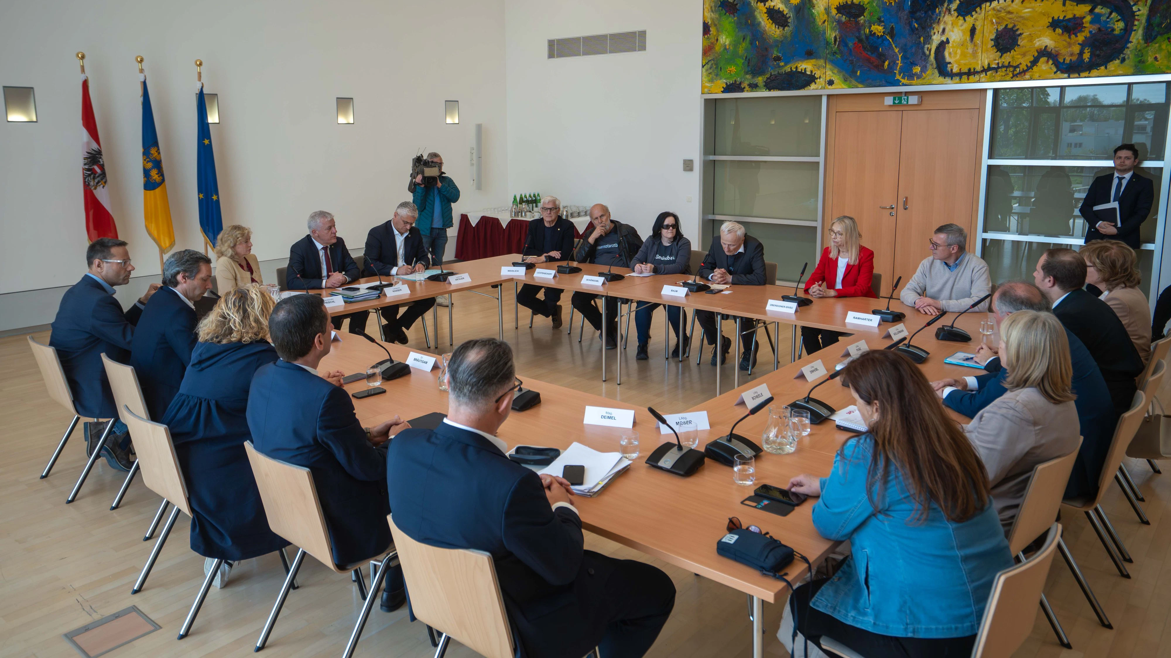 Für den Austausch im Ostarrichisaal vor Beginn der Landtagssitzung standen Landesrat Anton Kasser (VPNÖ), Landesrat Martin Antauer (FPÖ), Landesrätin Eva Prischl (SPÖ) sowie die Gesundheitssprecher Franz Dinhobl (VPNÖ), Richard Punz (FPÖ), Karin Scheele (SPÖ), Silvia Moser (Grüne) und Edith Kollermann (NEOS) zur Verfügung.