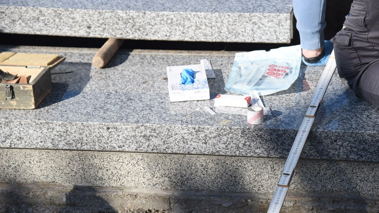 Die Serie von Grabschändungen in Niederösterreich reißt nicht ab: Mitte April traf es auch die Friedhöfe in Leobersdorf, Pottendorf und Wampersdorf. "Es wurden laut meinen Informationen 12 Gräber geöffnet", sagt Bürgermeister Thomas Sabbata-Valteiner. Die Marktgemeinde Pottendorf ist Eigentümerin der betroffenen Friedhöfe. Die Polizei ermittelt wegen Einbruchdiebstahls und Störung der Totenruhe. Ob tatsächlich Wertgegenstände aus den Gräbern gestohlen wurden, ist noch unklar. In vielen Fällen zeigt sich das erst, wenn Angehörige die Gräber öffnen lassen – eine teure und belastende Prozedur. Am 22. April kam es in Pottendorf zu ersten Öffnungen durch Steinmetze. Am Vormittag wurde eine Gruft mit drei Blechsärgen geöffnet. Diese waren brutal aufgeschnitten und massiv beschädigt worden. Am Nachmittag folgte eine weitere Gruft: bei vier Särgen zeigt sich ein ähnliches Bild des Grauens. Für die betroffenen Familien ist der Schock enorm und die Kosten gegen in die Tausenden Euro.