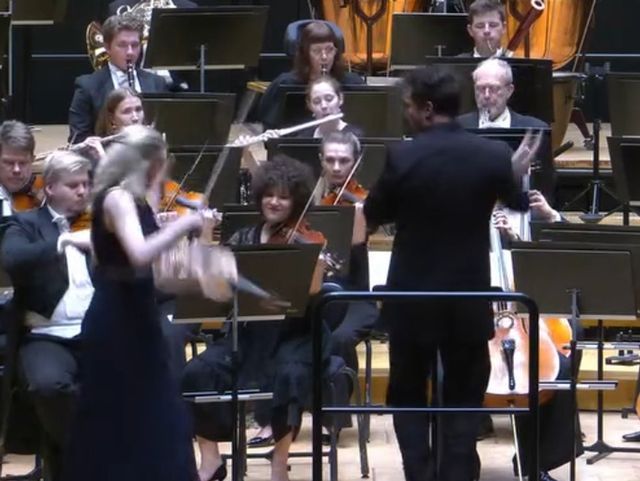 Heute.at - Dirigent schlägt Solistin teure Geige aus der Hand