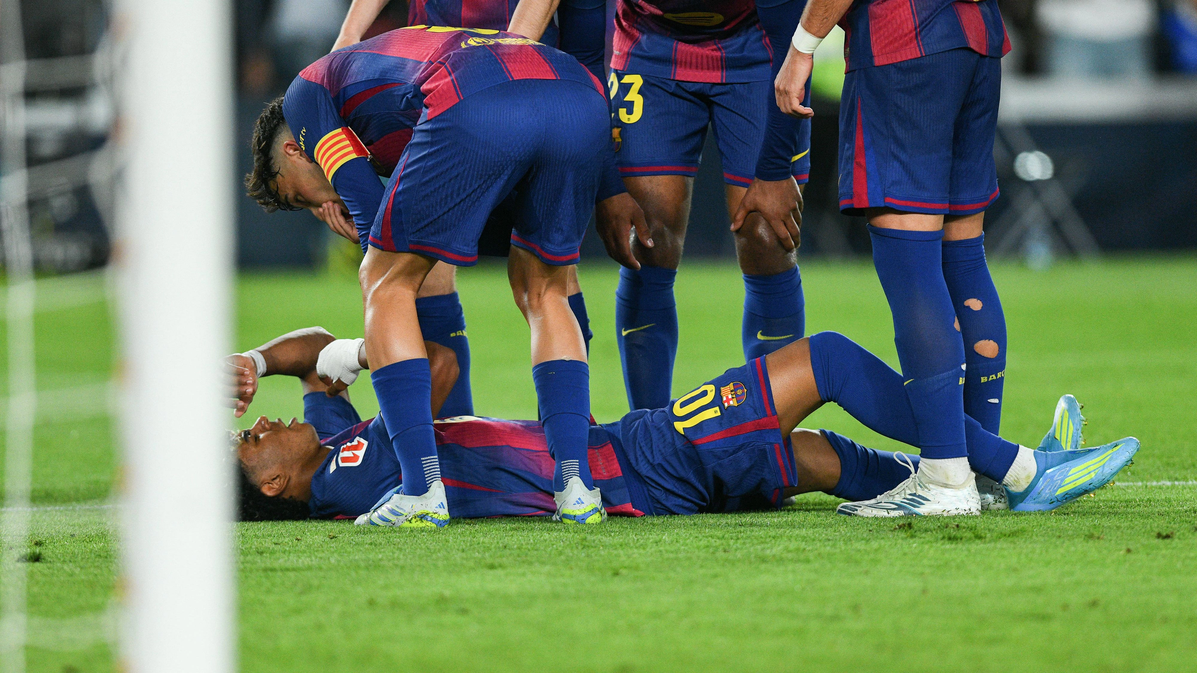 Lamine Yamal musste am Boden liegen bleiben. 