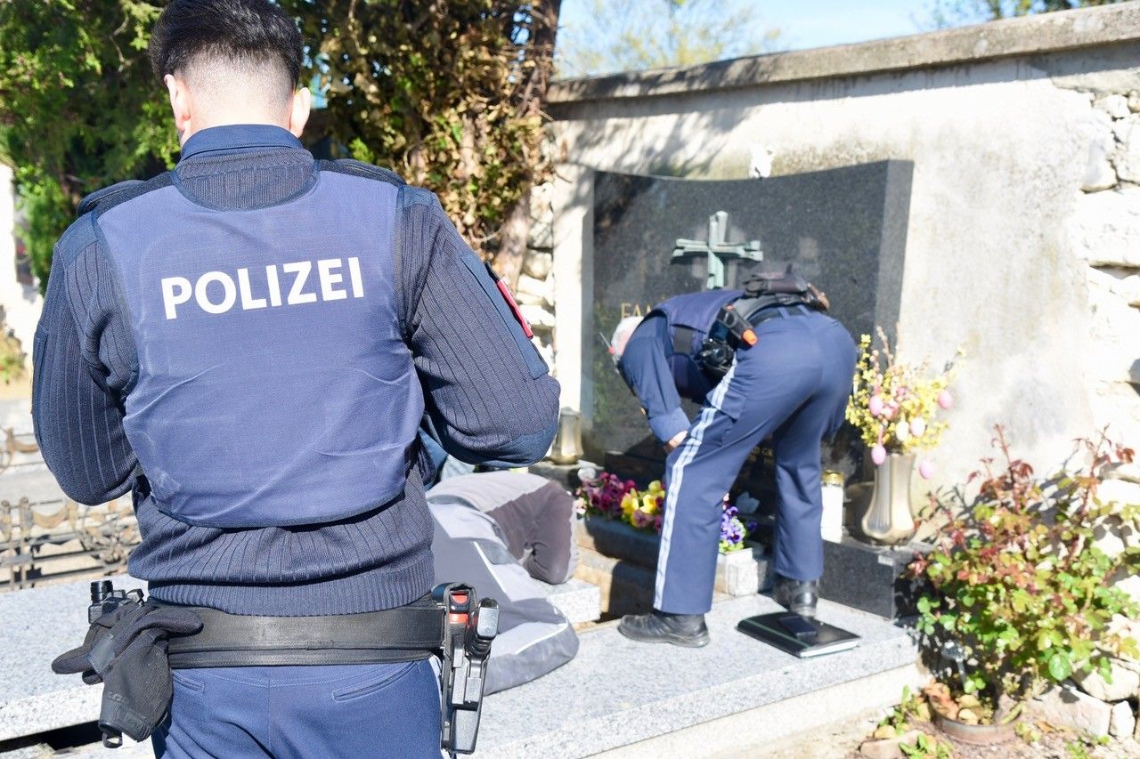 Am 22. April wurden am Friedhof Pottendorf betroffene Gräber durch Steinmetze geöffnet.