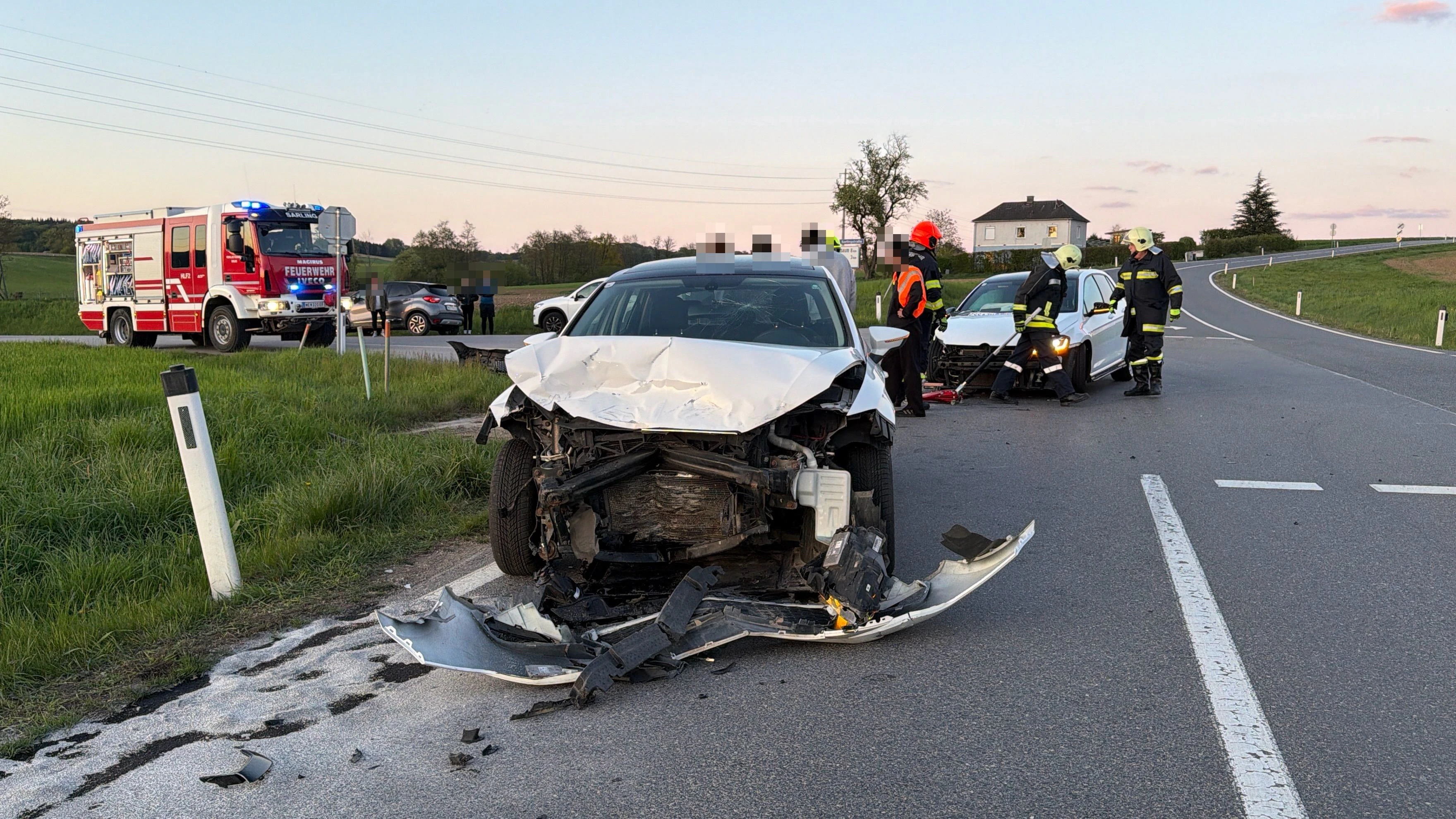 Bei dem Unfall wurden zwei Personen verletzt.