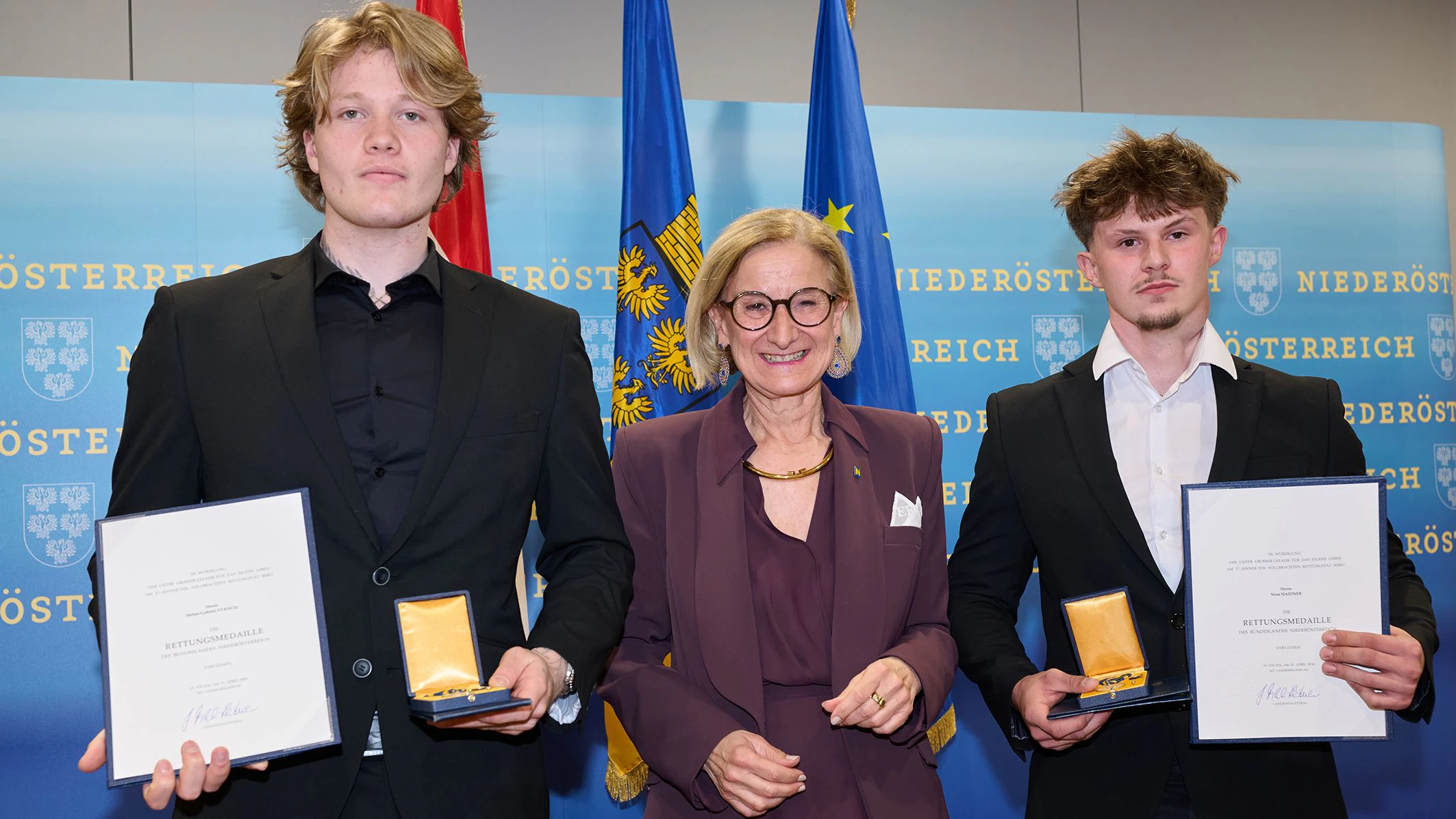 Landeshauptfrau Johanna Mikl-Leitner (VP) verlieh den Bergsteigern Stefan-Gabriel Stanciu und Nino Haidner die „Rettungsmedaille des Bundeslandes Niederösterreich“.