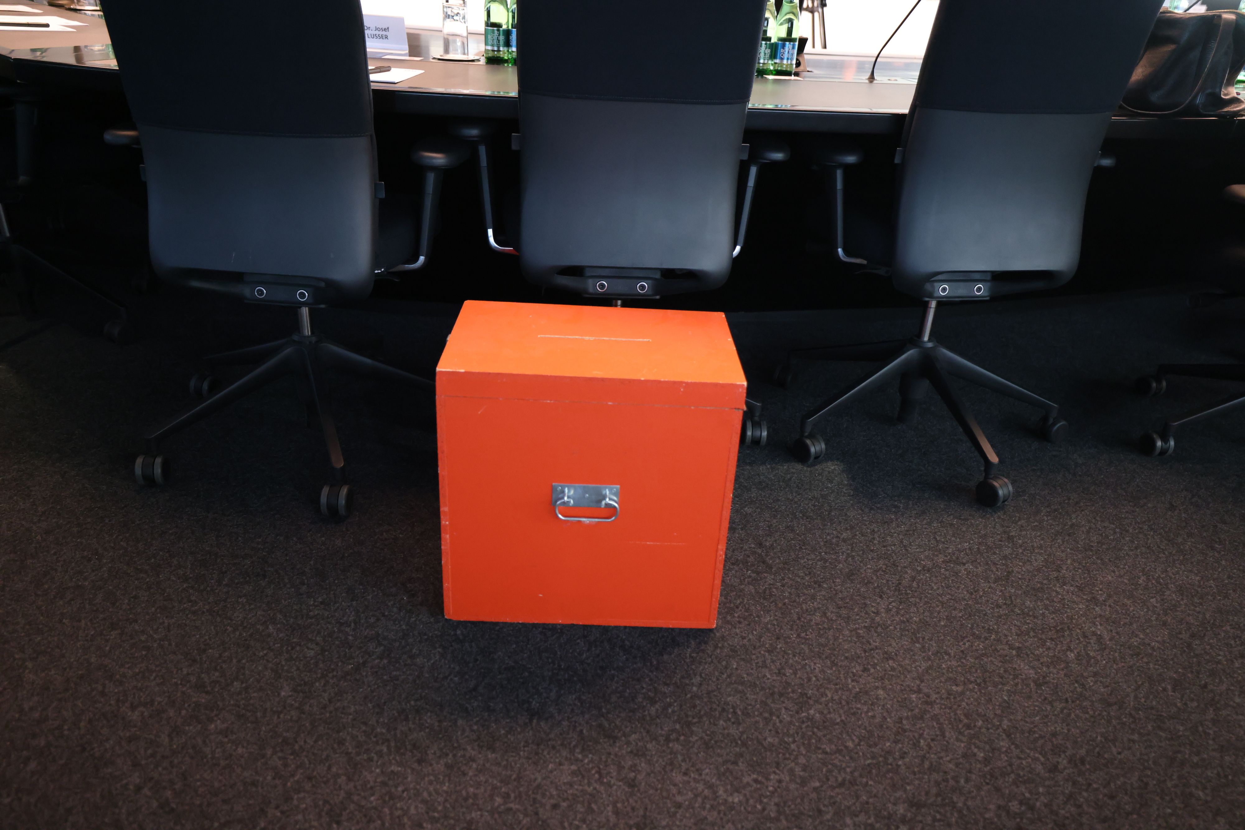 In diese Wahlurne wandern die Stimmen der 35 ORF-Stiftungsräte für die Wahl zur interimistischen Generaldirektorin. bis Ende des Jahres. 