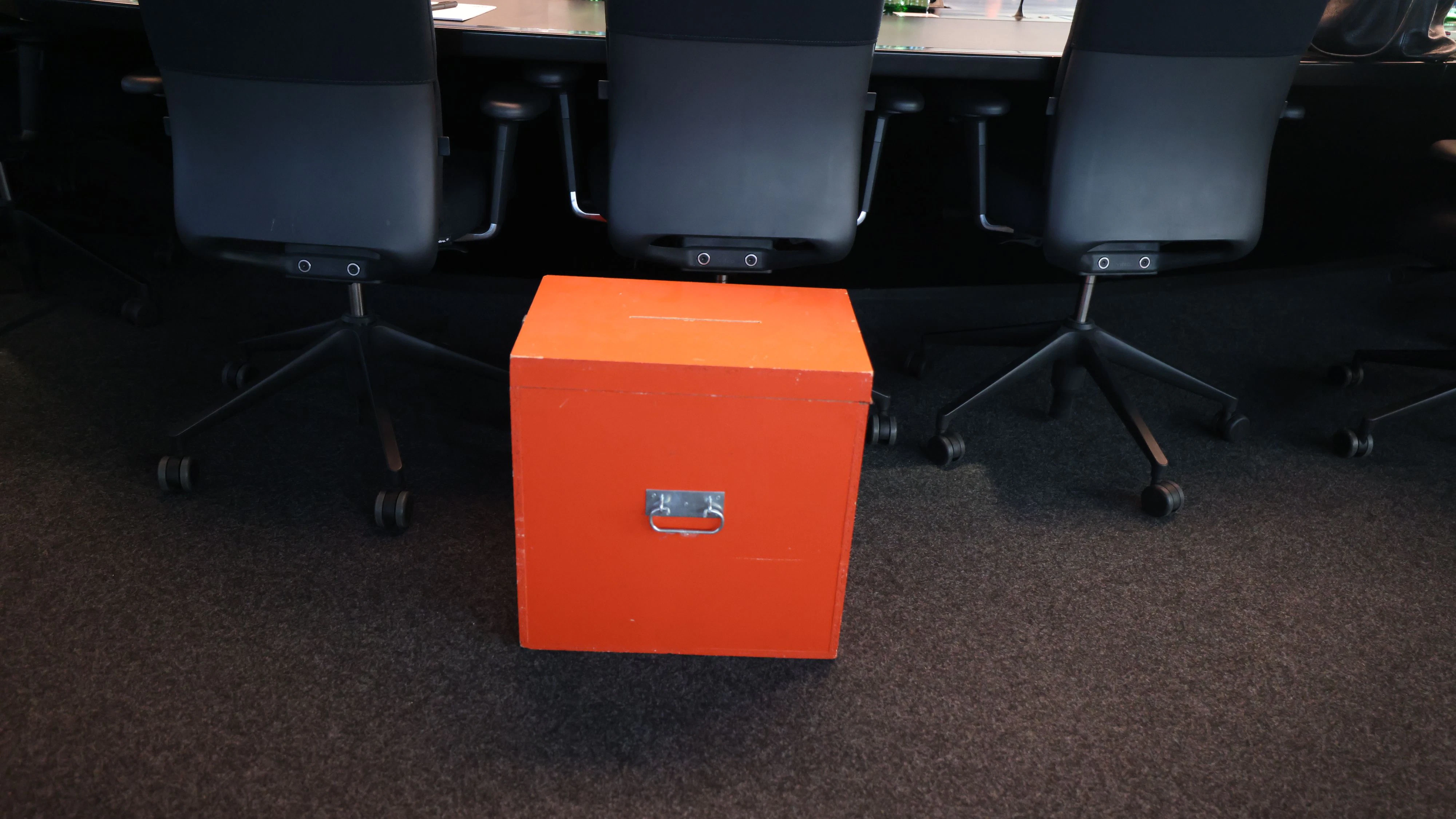 In diese Wahlurne wandern die Stimmen der 35 ORF-Stiftungsräte für die Wahl zur interimistischen Generaldirektorin. bis Ende des Jahres. 