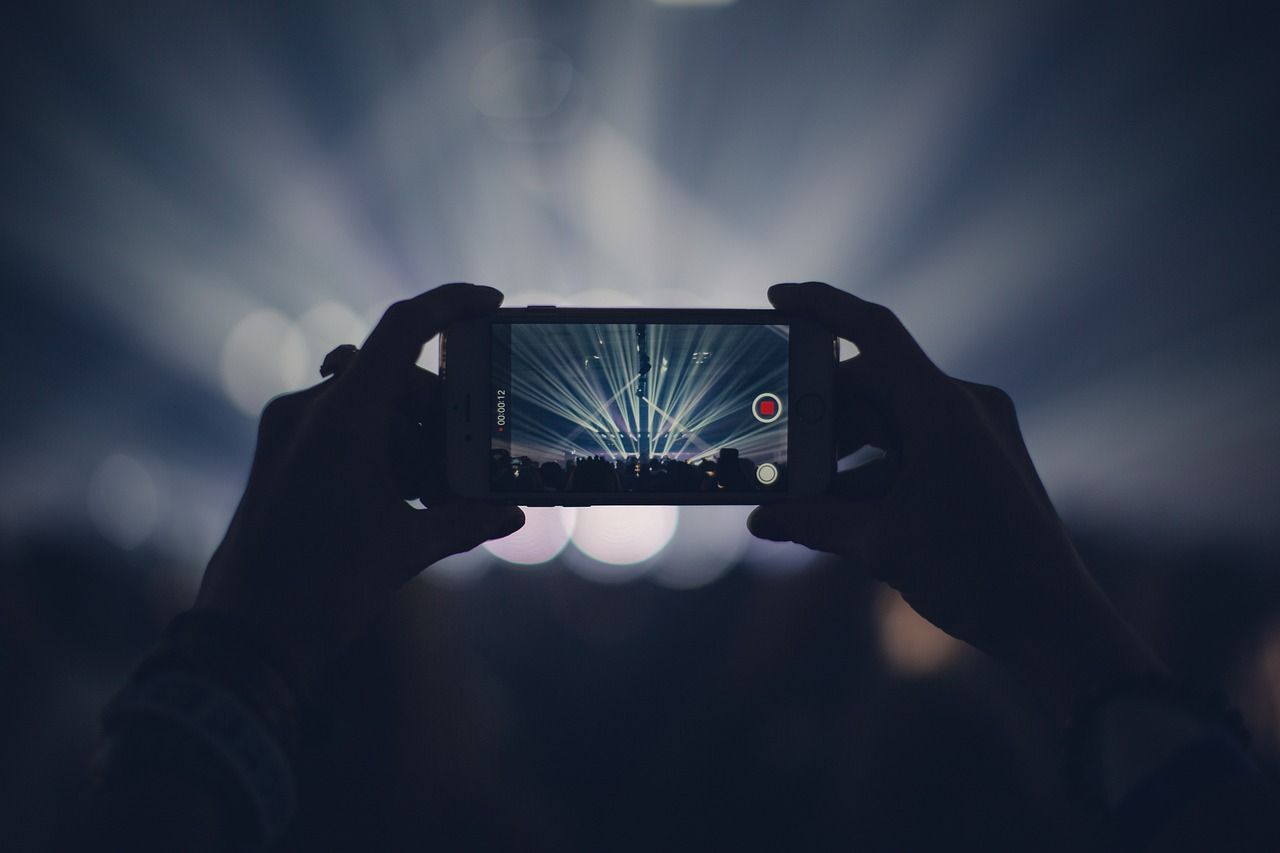 iPhone auf der Bühne mit spektakulärer Event-Beleuchtung