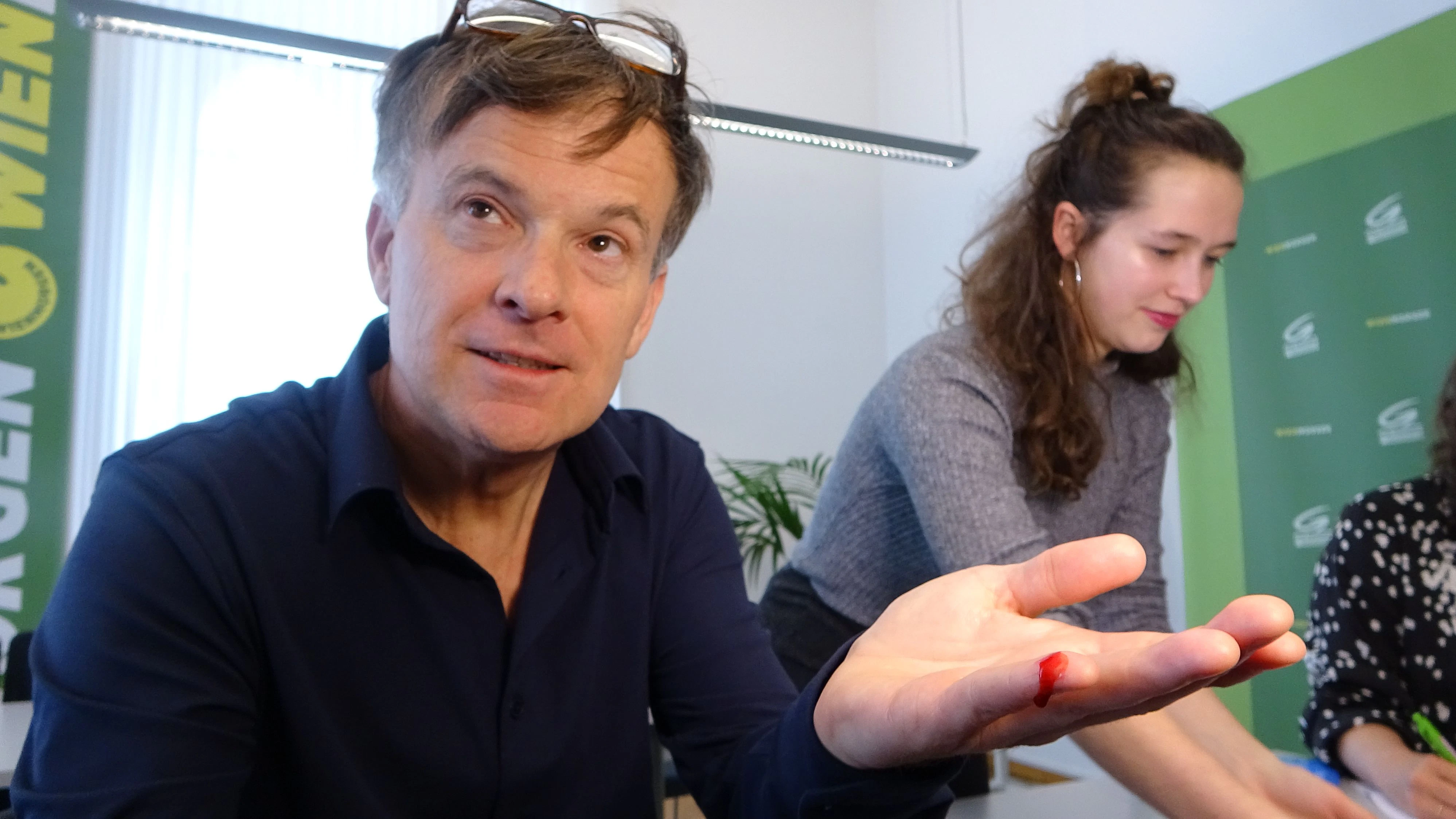 Autsch! <em>"Heute"</em>-Klimaredakteur Bernd Watzka beim PFAS-Test im Wiener Rathaus.