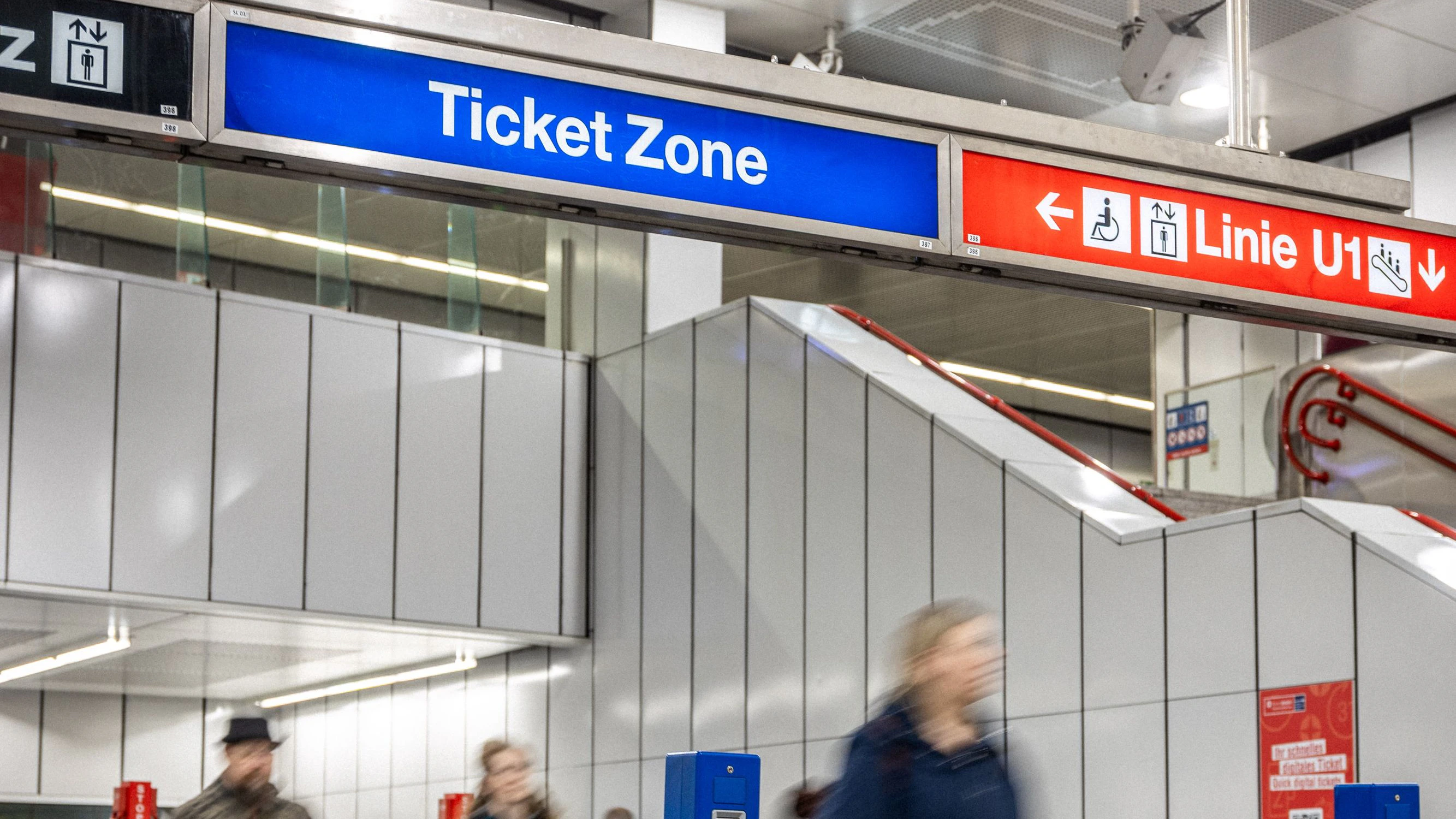 U1-Station Südtiroler Platz/Hauptbahnhof: Hinweise gibt es nicht nur am Boden.