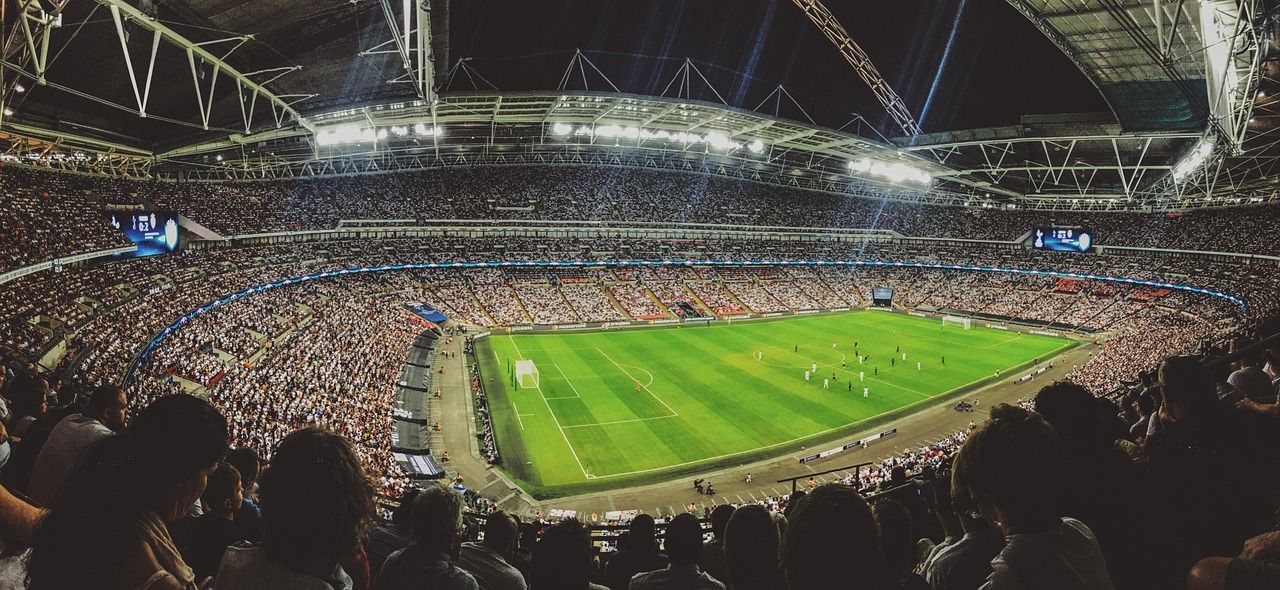 Fussball-Fans beim Mitfiebern im Stadion