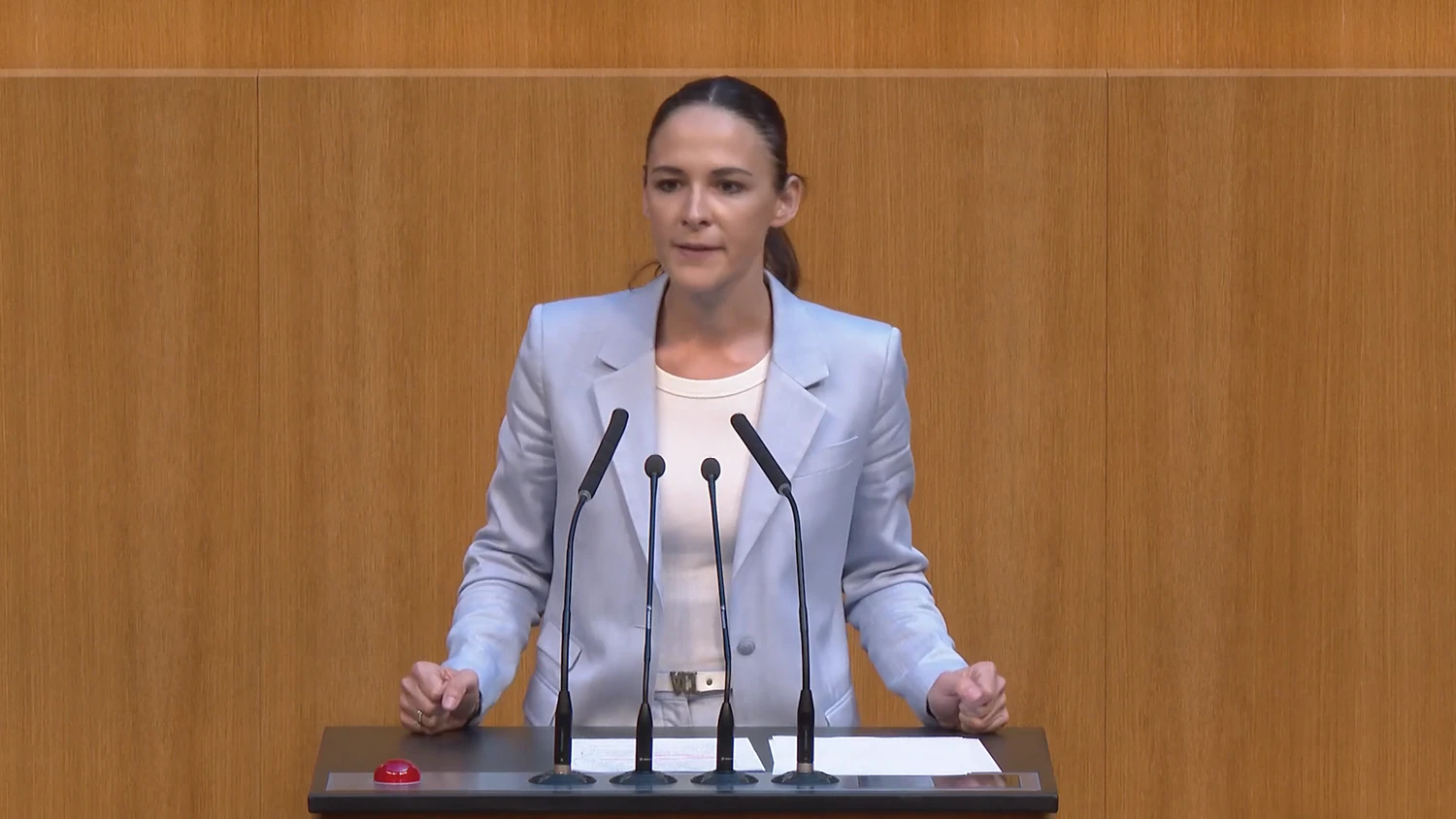 Die FPÖ-Abgeordnete Lisa Schuch-Gubik bei ihrer Rede zu den ORF-Skandalen im Nationalrat.