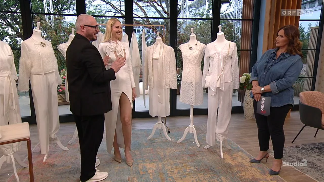 Barbara Karlich moderiert "Studio 2" im ORF - diesmal plauderte sie mit Wolfgang Reichl über weiße Mode.
