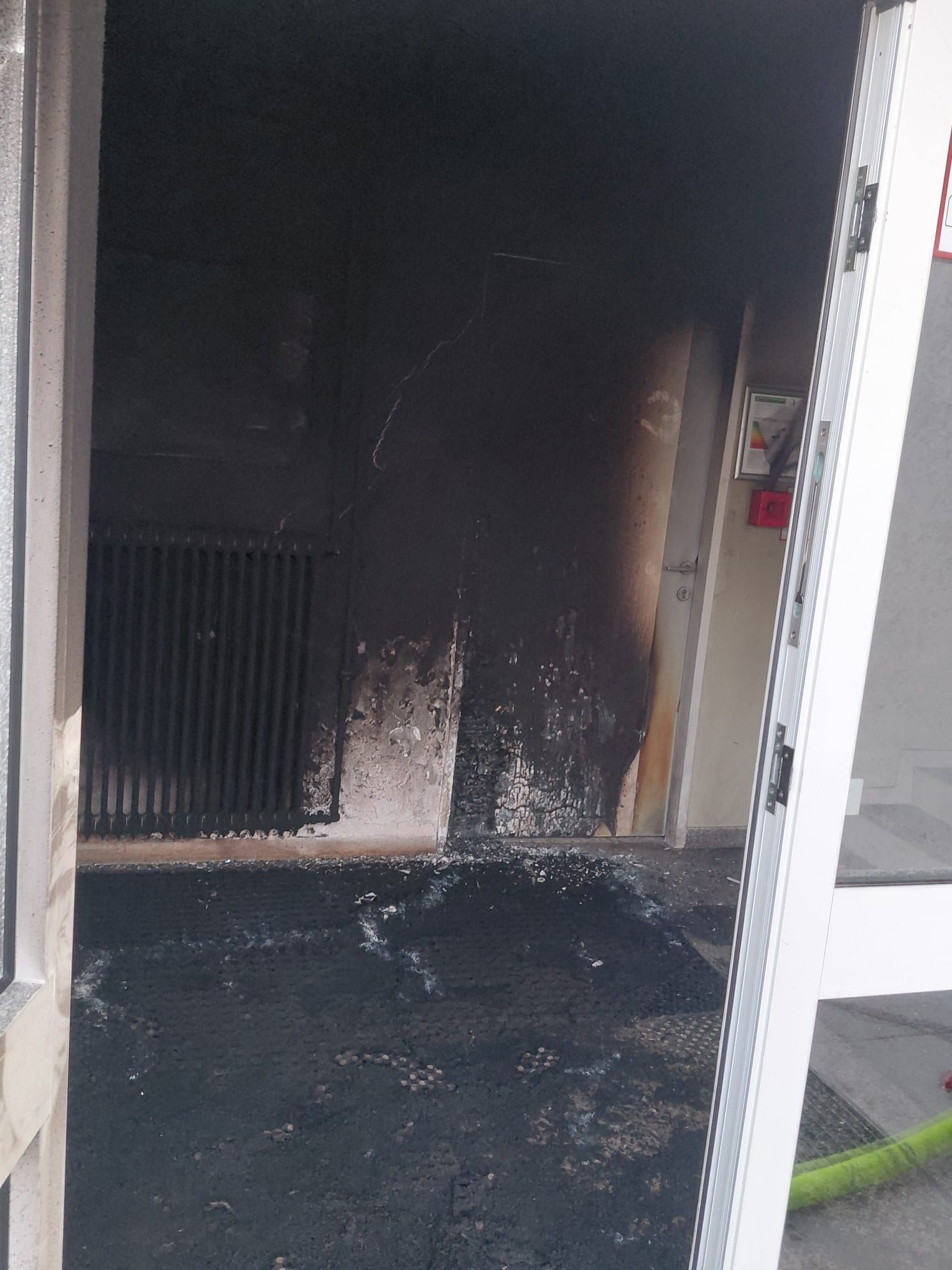 Brandanschlag auf eine Schule in Ansfelden: Ein Unbekannter soll in der Nacht eine Scheibe eingeschlagen und Feuer gelegt haben.