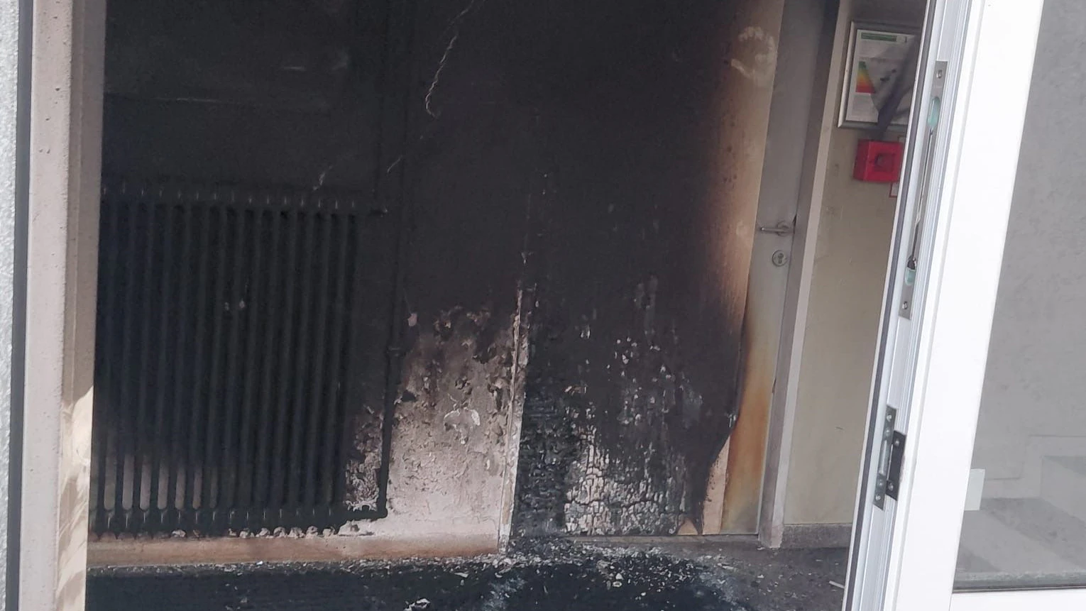 Einsatzkräfte der Feuerwehr stehen im Bereich der Mittelschule Haid 1 im Einsatz, nachdem im Eingangsbereich eine Fußmatte in Brand geraten war. 