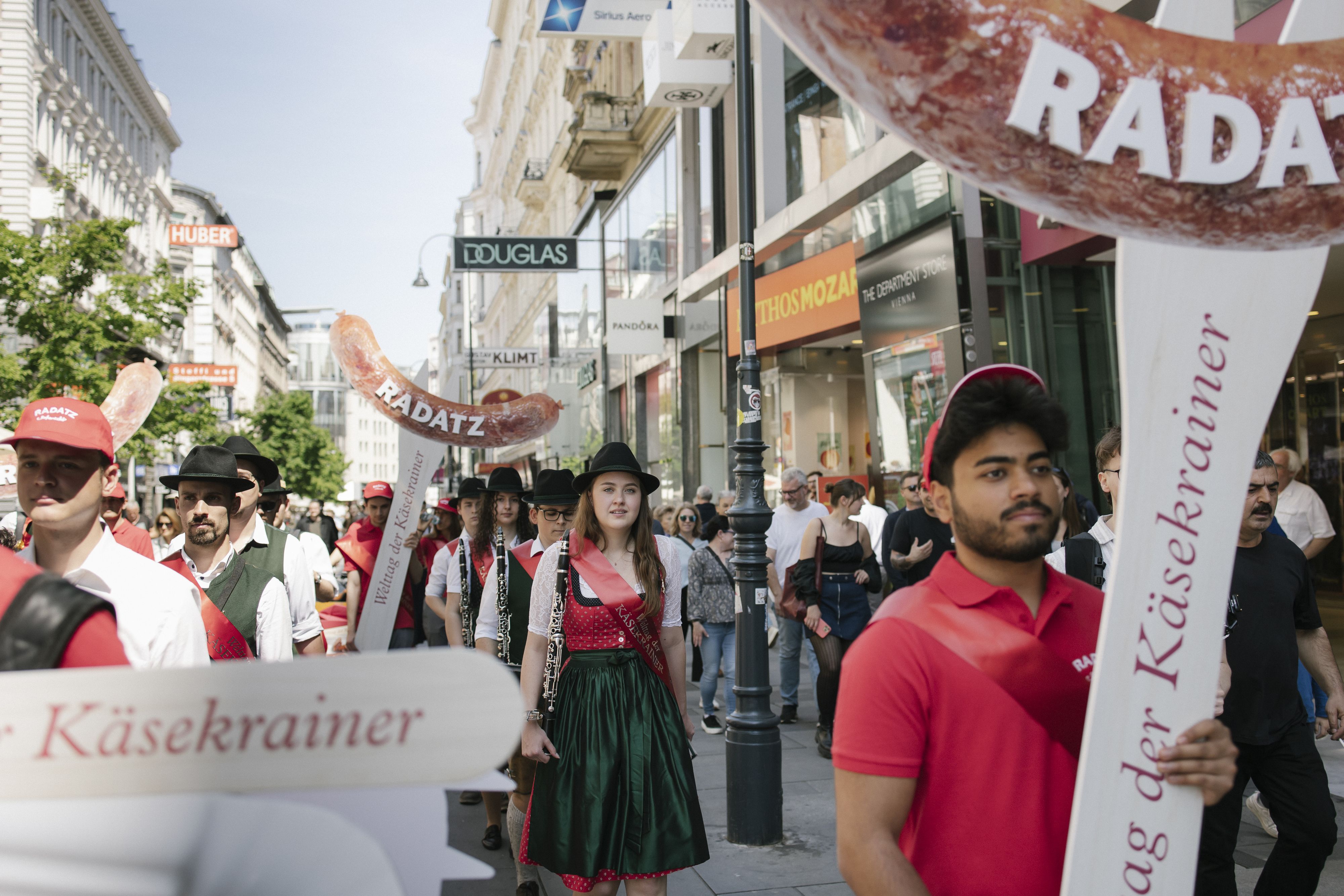 Welttag der Käsekrainer mit Radatz