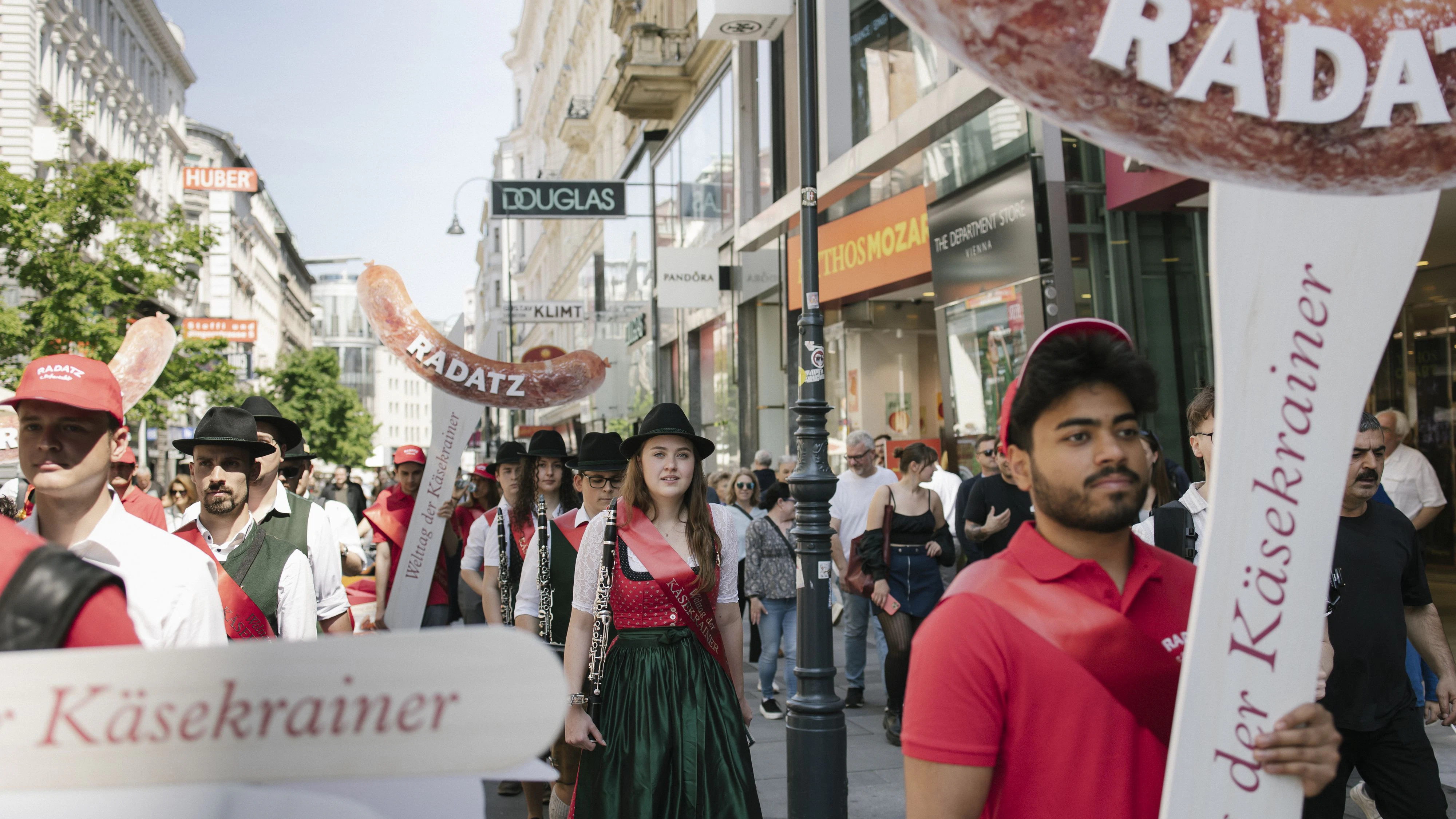 Welttag der Käsekrainer mit Radatz