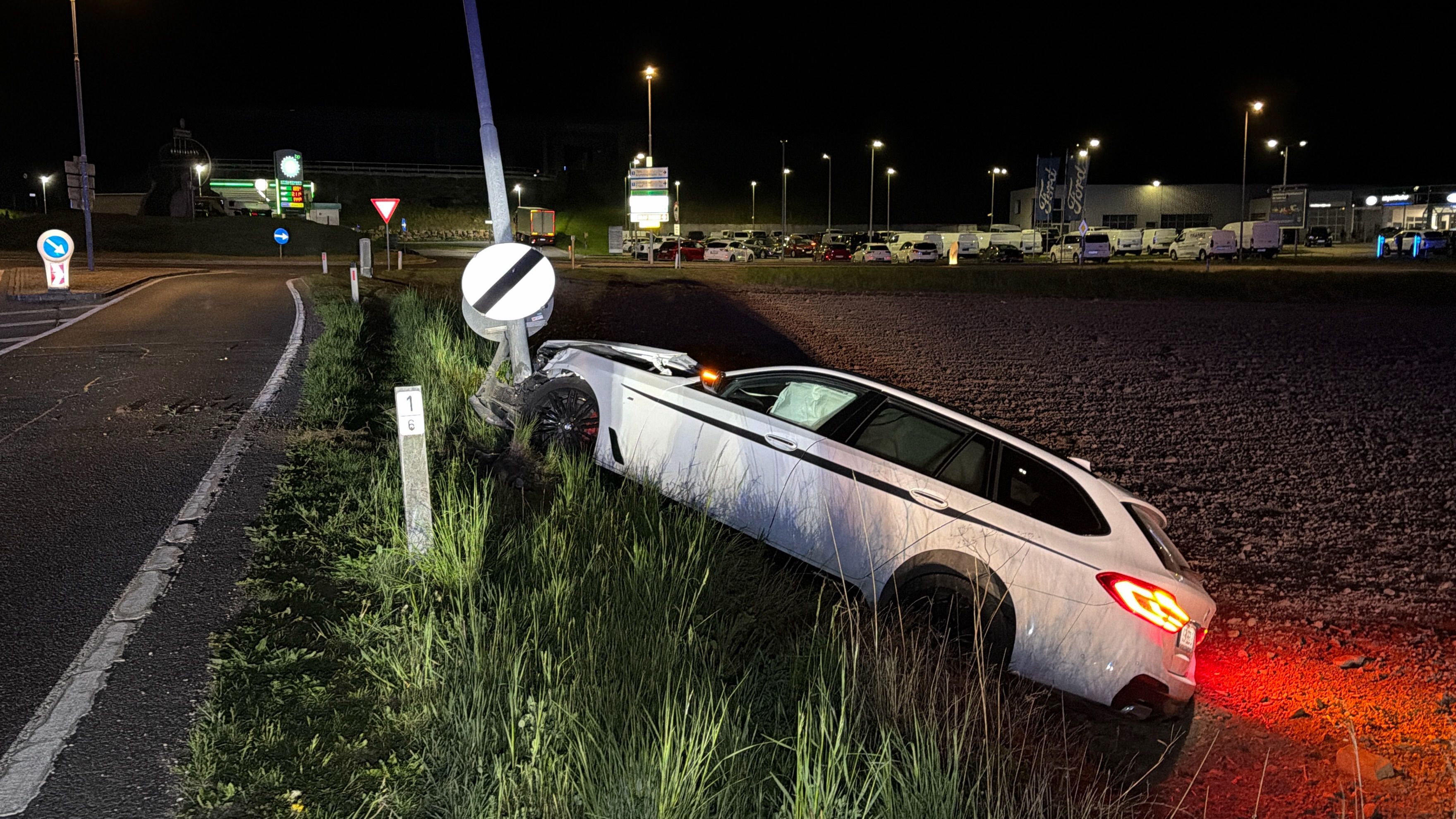 Der Pkw-Lenker wurde bei dem Unfall verletzt.