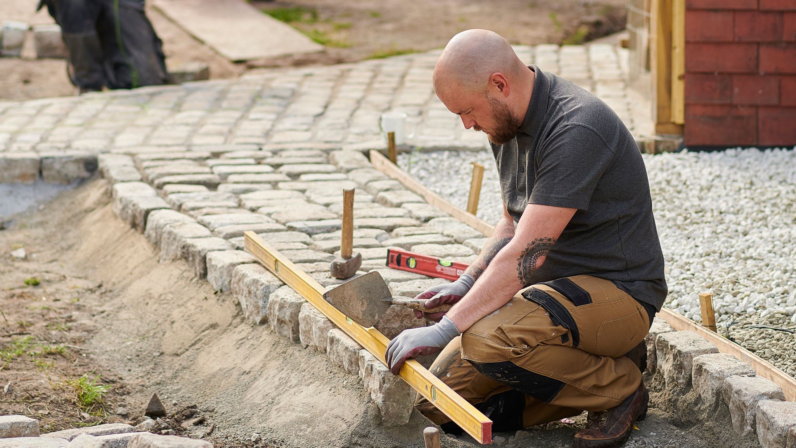 Gerade zwischen Pflasterern, Steinmetzen, Gärtnern und Bodenlegern gibt es häufig Überschneidungen.