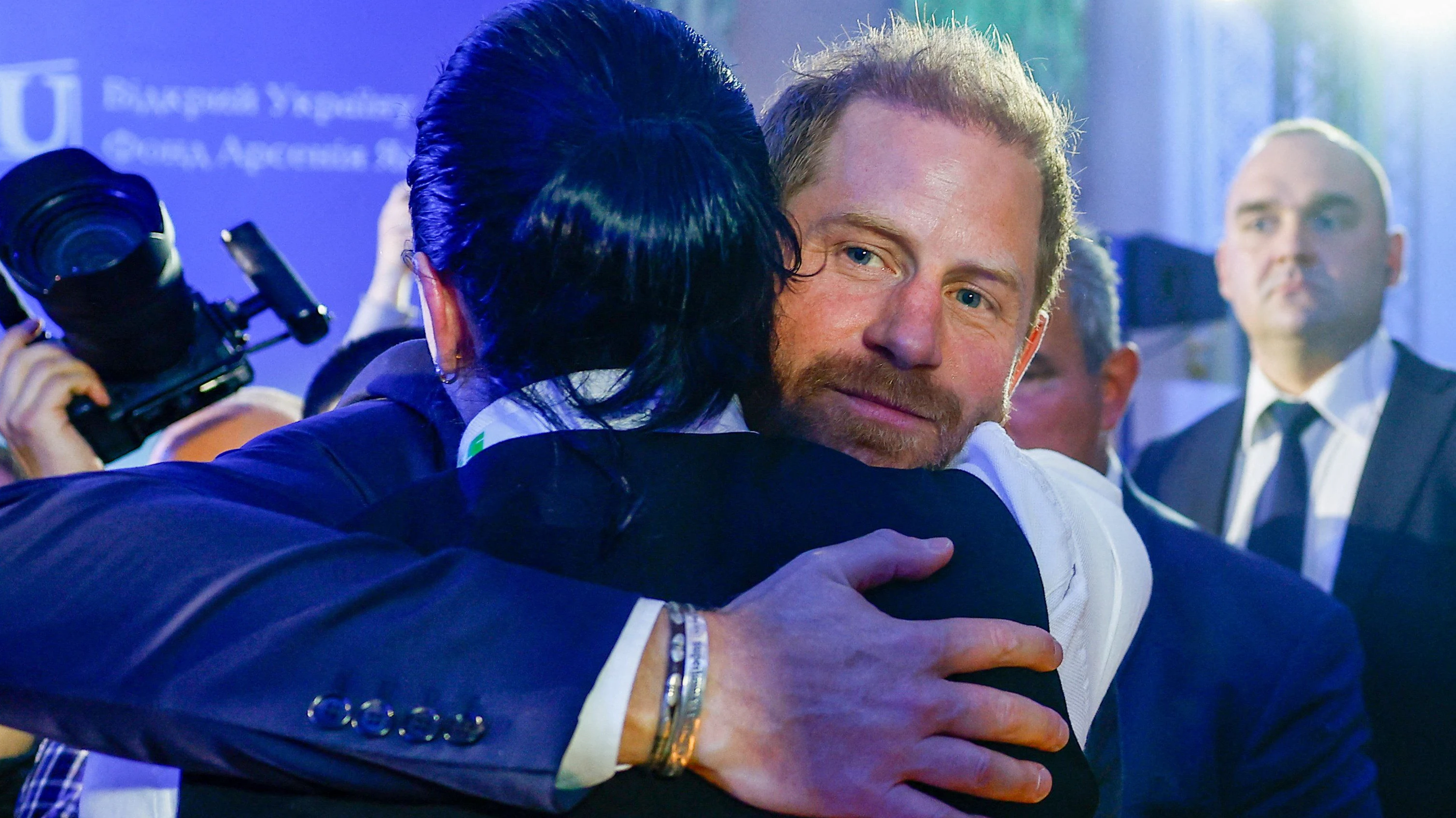 Prinz Harry zeigt sich nahbar in der Ukraine.