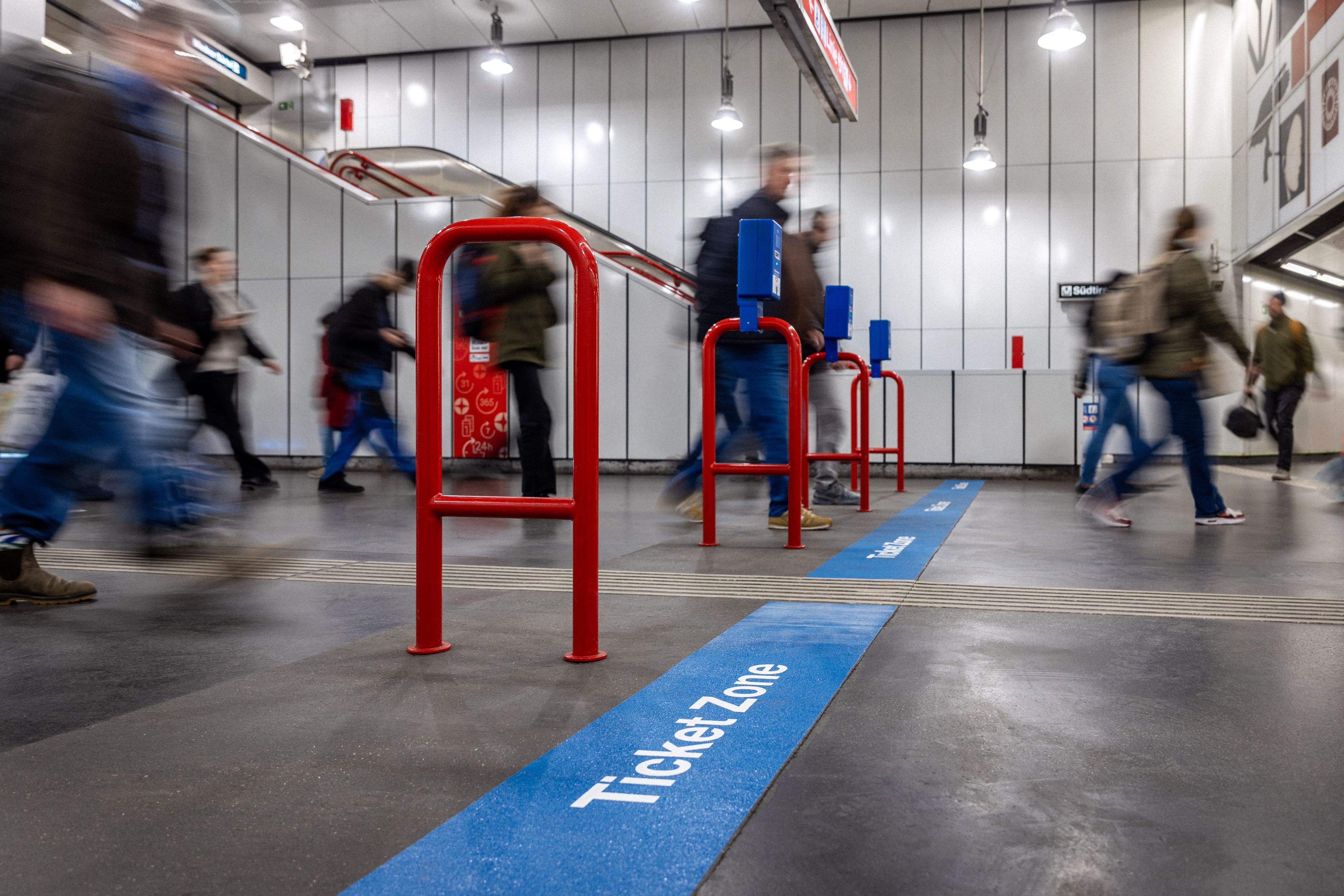 Markierungsbeklebung Ticket Zone bei der U1-Station Hauptbahnhof