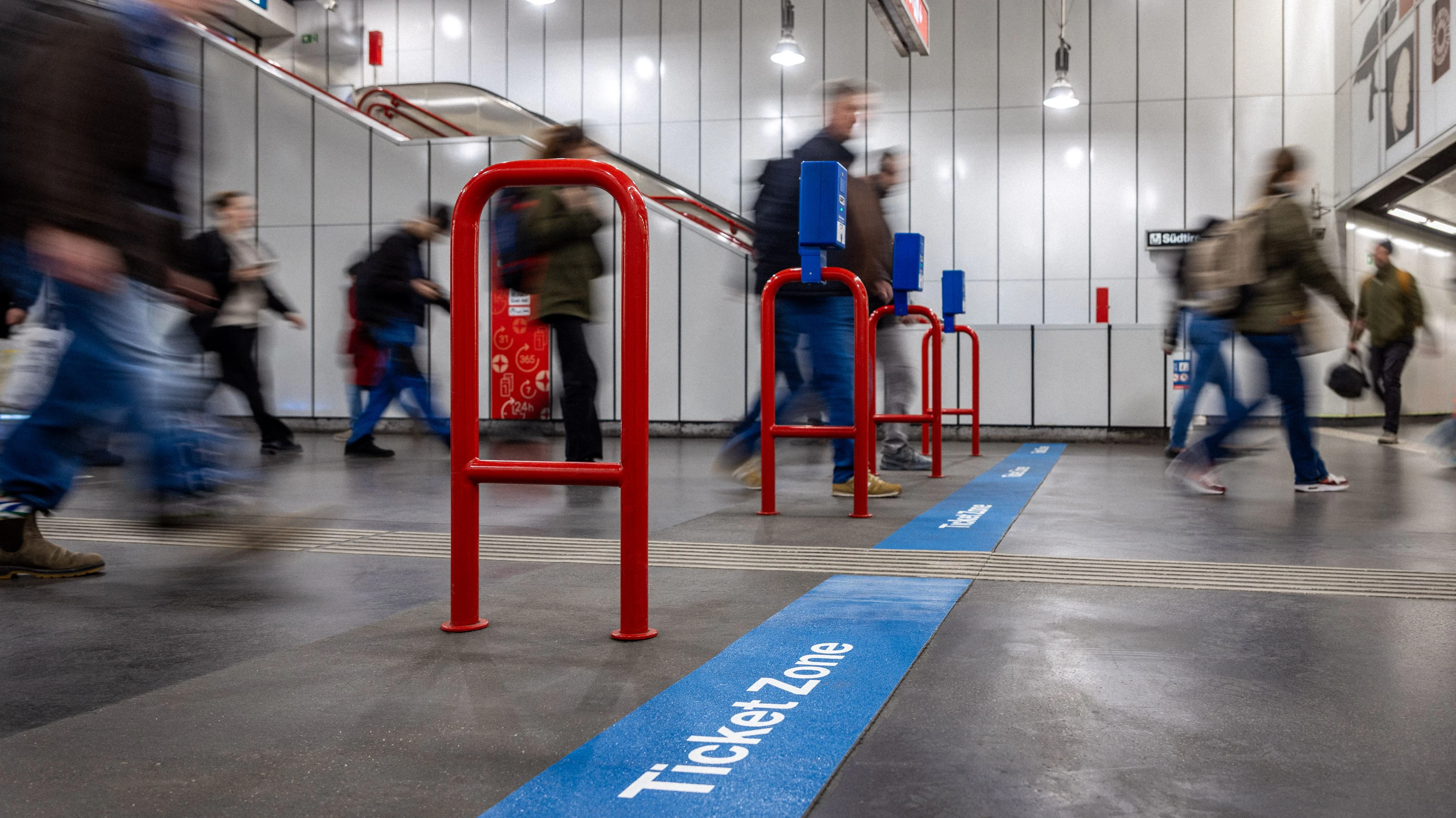 Markierungsbeklebung Ticket Zone bei der U1-Station Hauptbahnhof