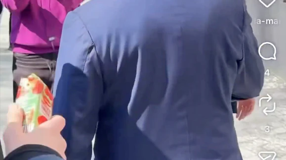 Dem Verpackungs-Design und dem Aussehen des verschütteten Inhalts nach zu urteilen könnte es sich bei der Flüssigkeit um Tomatensaft gehandelt haben.