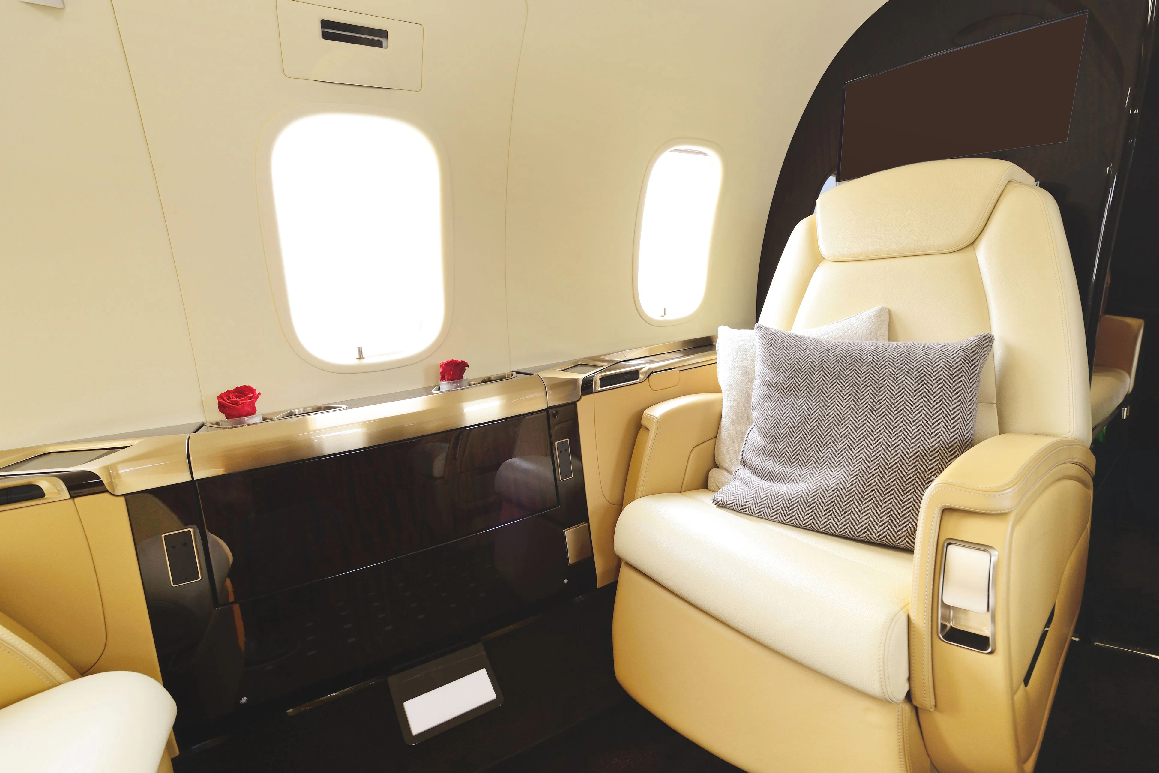 Eine Millionärsgattin wollte auch nach der Scheidung im Familienjet reisen: "Weil man dort schon wisse, wie ihr Sitz eingestellt werden müsse"