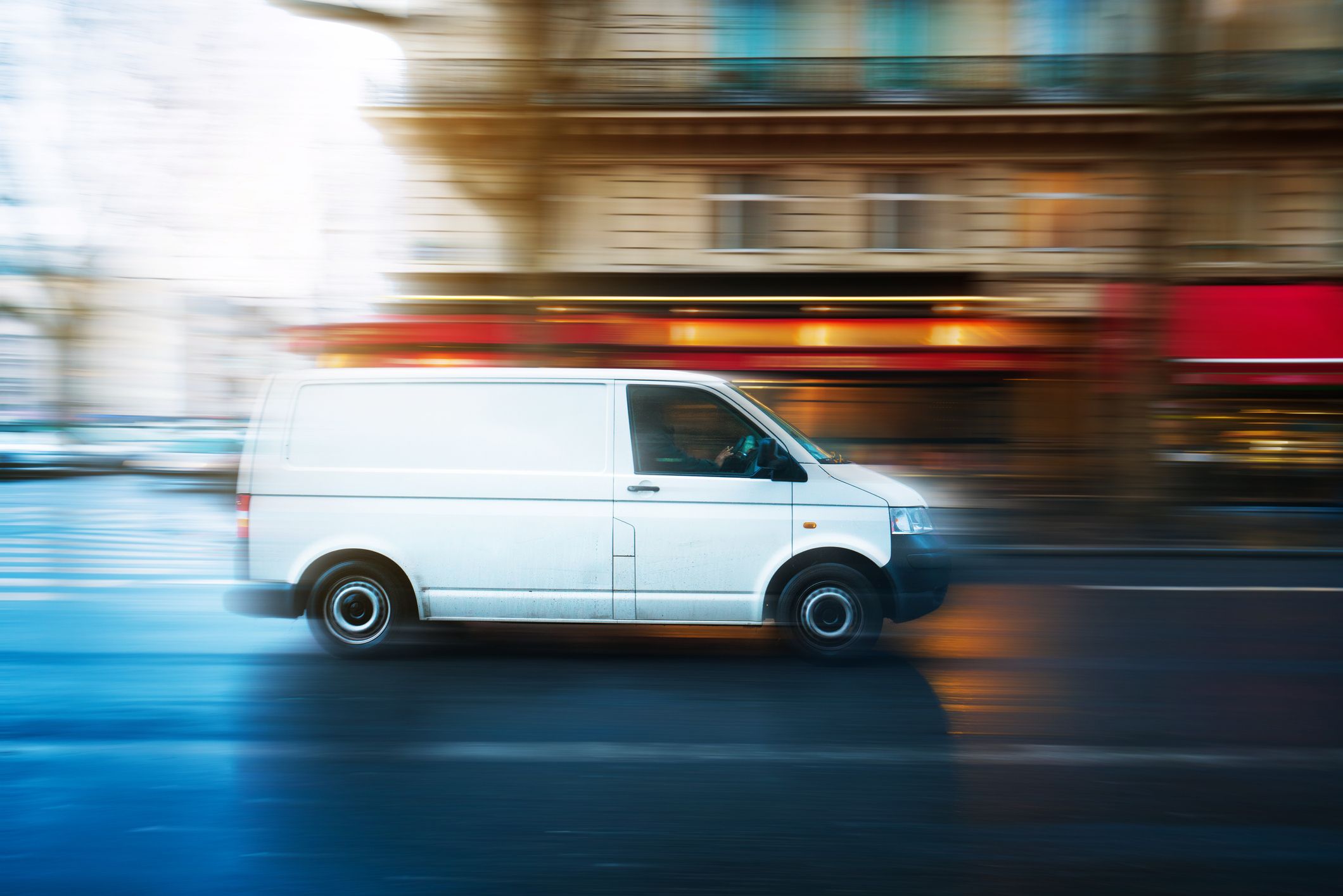 Der Mann fuhr den 19-Jährigen mit einem Kleintransporter um.  (Symbolbild)