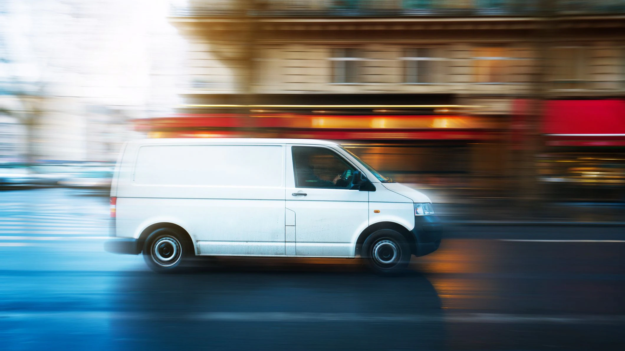 Der Mann fuhr den 19-Jährigen mit einem Kleintransporter um.  (Symbolbild)