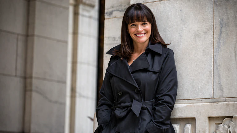 Jacqueline Newman ist die Scheidungsanwältin von New Yorks High Society. Die meisten ihrer Klienten sind Millionäre, manche kommen erst bei der Scheidung darauf, wie hoch ihre Lebenshaltungskosten sind. Das ändert nichts an ihren außergewöhnlichen Wünschen.