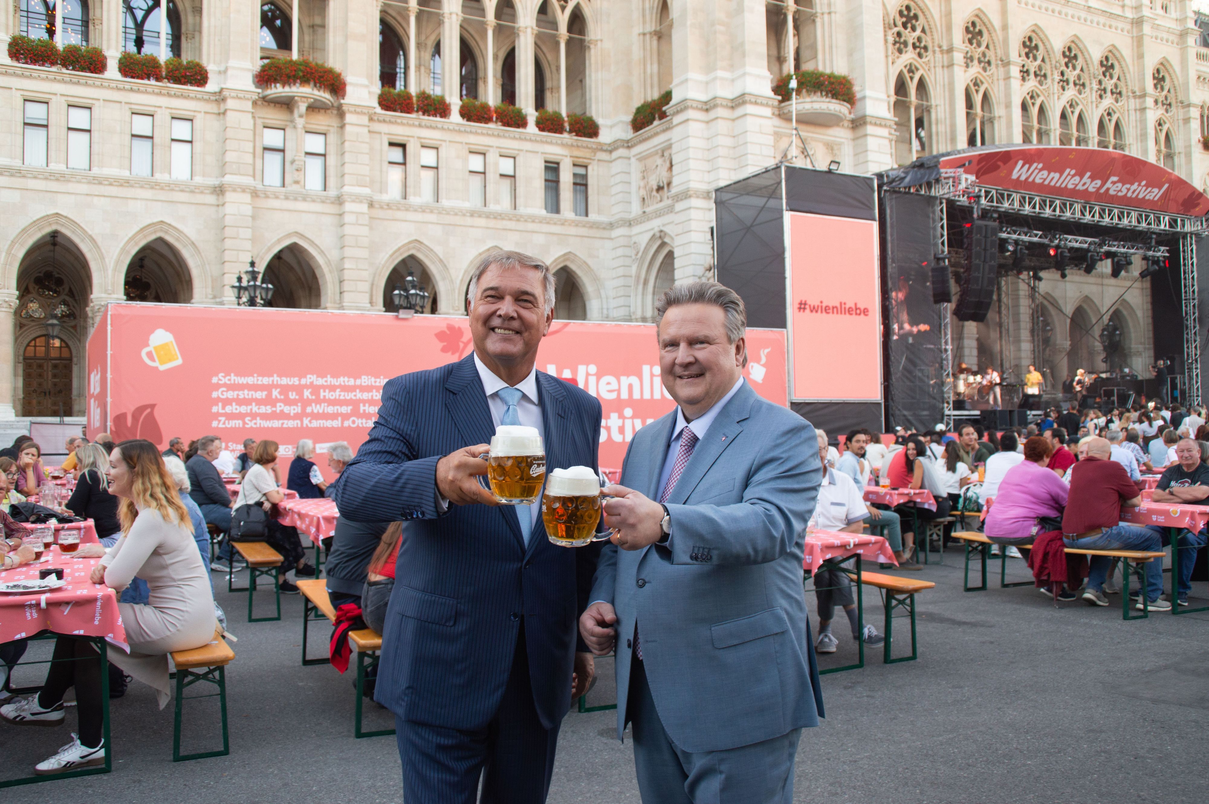 Bürgermeister Michael Ludwig und Wirtschaftskammer Wien-Präsident Walter Ruck zu Besuch beim Wienliebe Festival 2025 auf dem Rathausplatz.