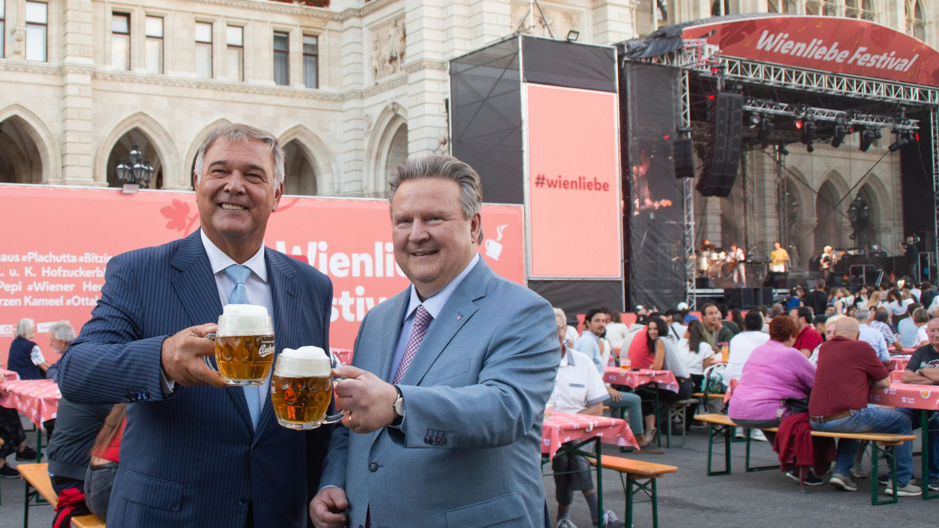 Bürgermeister Michael Ludwig und Wirtschaftskammer Wien-Präsident Walter Ruck zu Besuch beim Wienliebe Festival 2025 auf dem Rathausplatz.