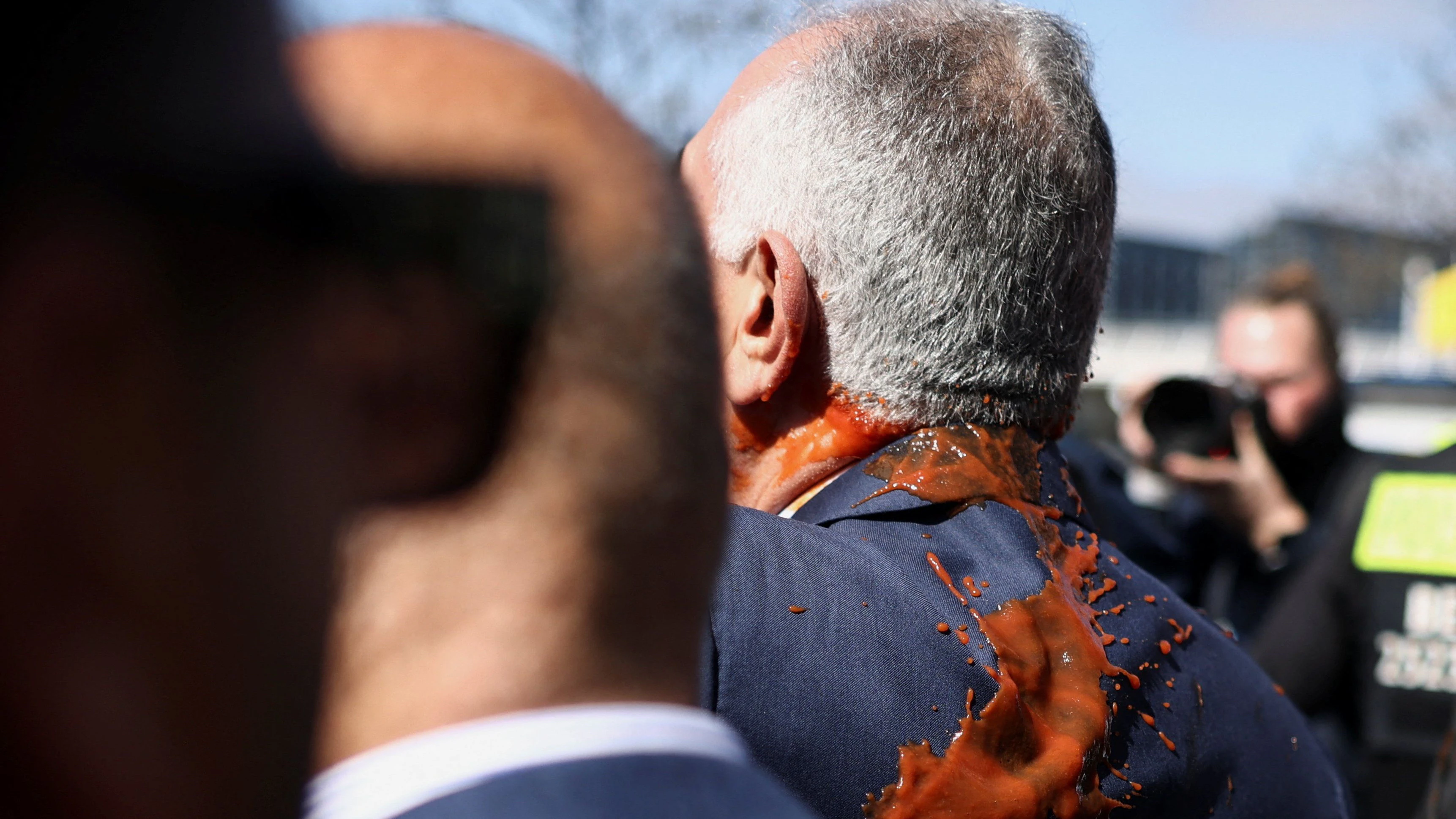 Schah-Sohn in Berlin mit roter Soße beworfen. 