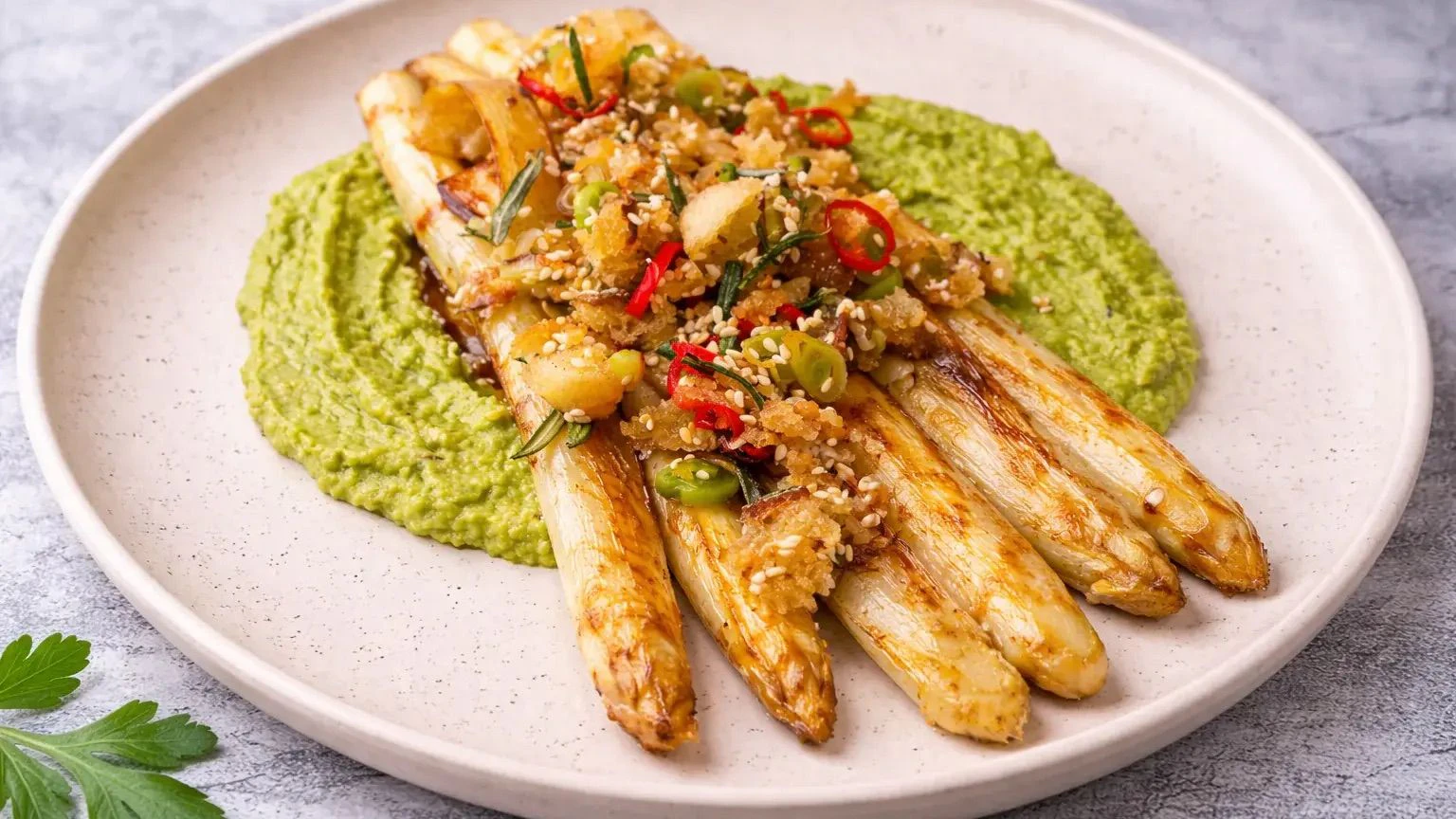 Spargel mit Avocado und Knusper