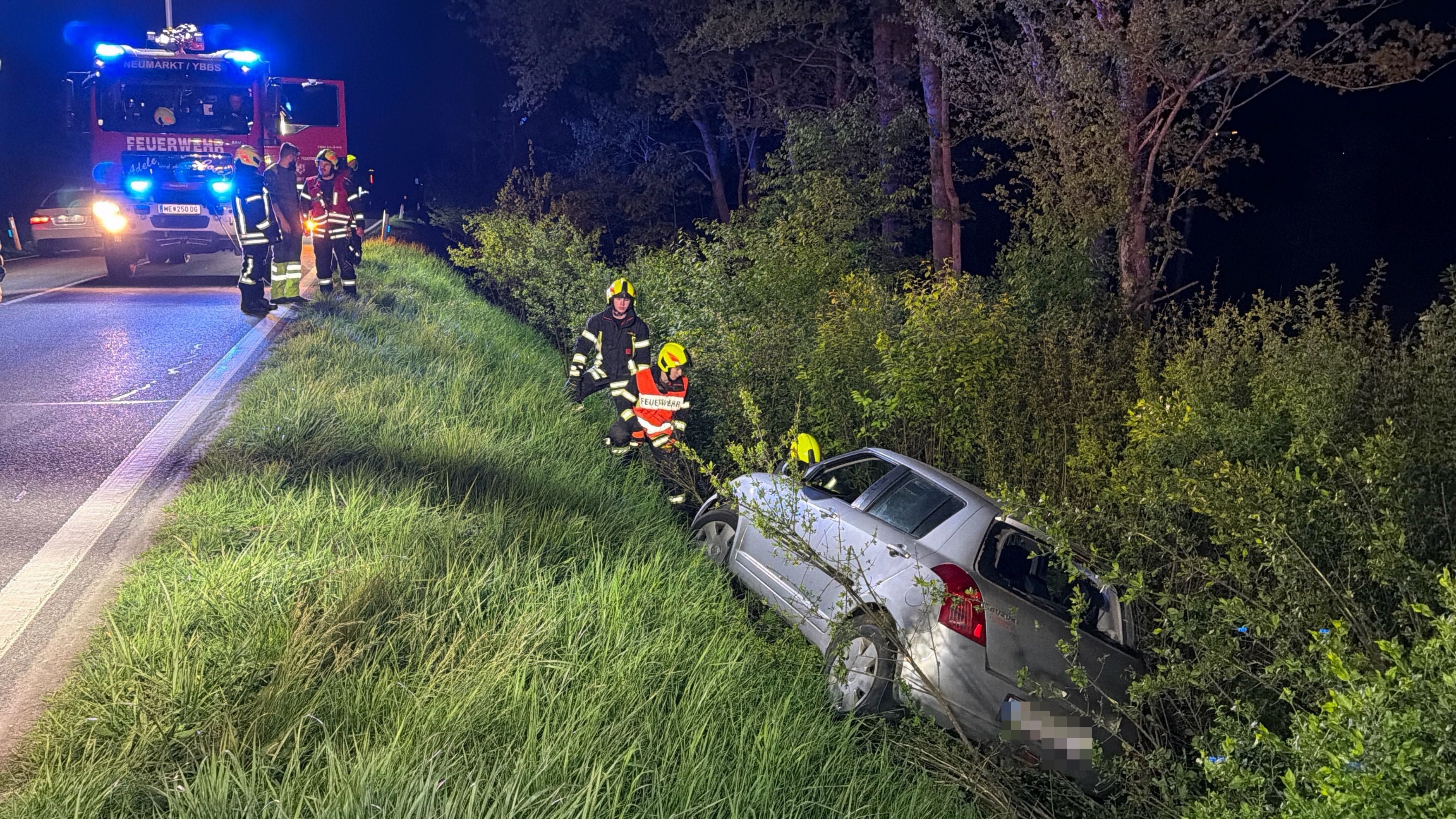 Der Lenker kam von der Straße ab und landete in einem Graben.