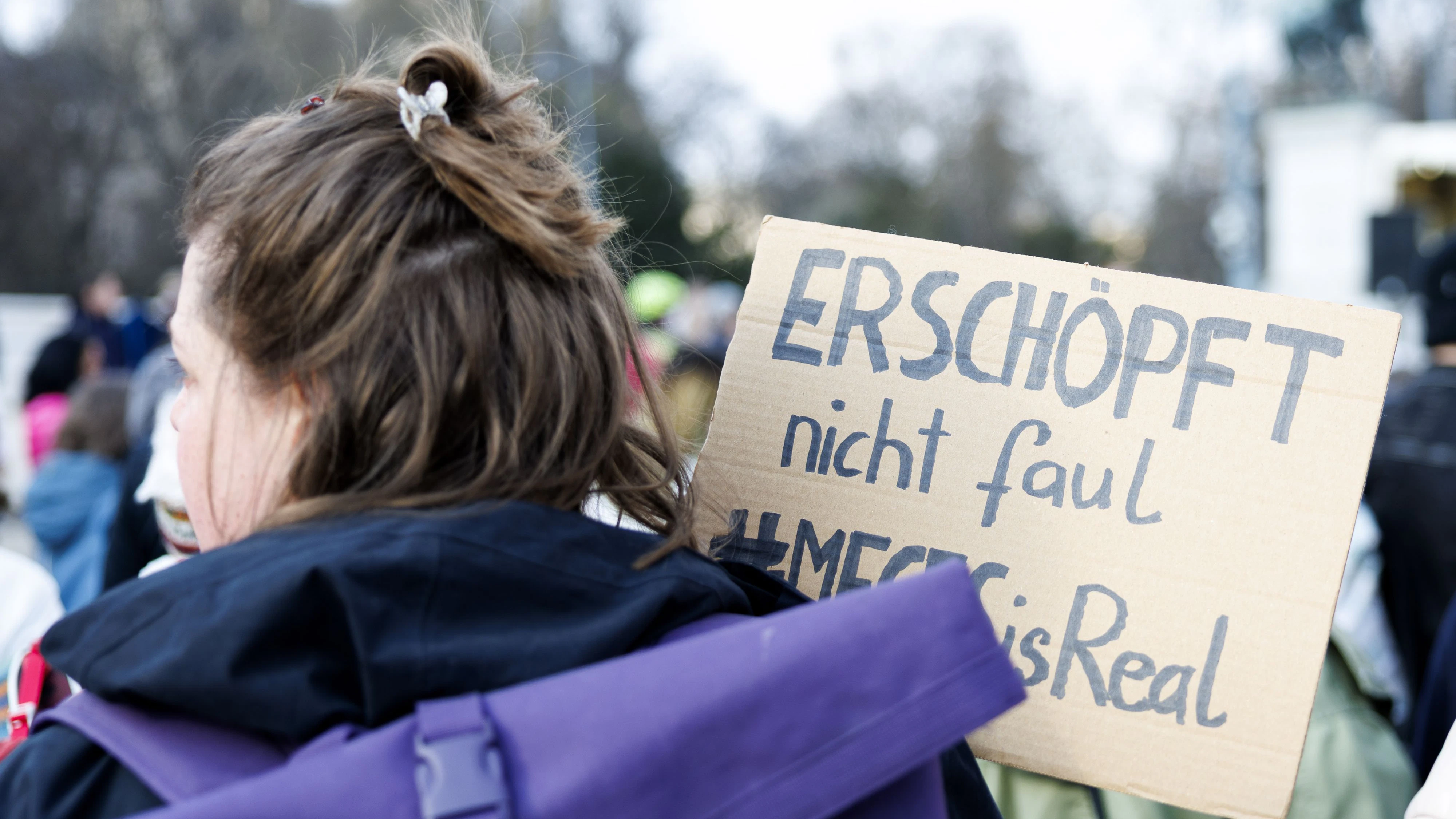 ABD0136_20260315 - WIEN - ÖSTERREICH: ++ THEMENBILD ++ Illustration zu den Themen Corona/Myalgische Enzephalomyelitis / Chronisches Fatigue-Syndrom / ME/CFS / Long Covid / Chronische Krankheit / Postakute Infektionssyndrome (PAIS). Im Bild: Blick auf ein Transparent, aufgenommen am Sonntag, 15. März 2026, im Rahmen einer Demonstration  "MUT - ME: Unterstützung und Teilhabe anlässlich des Long Covid Awareness Day - ME/CFS", in Wien. - FOTO: APA/TOBIAS STEINMAURER