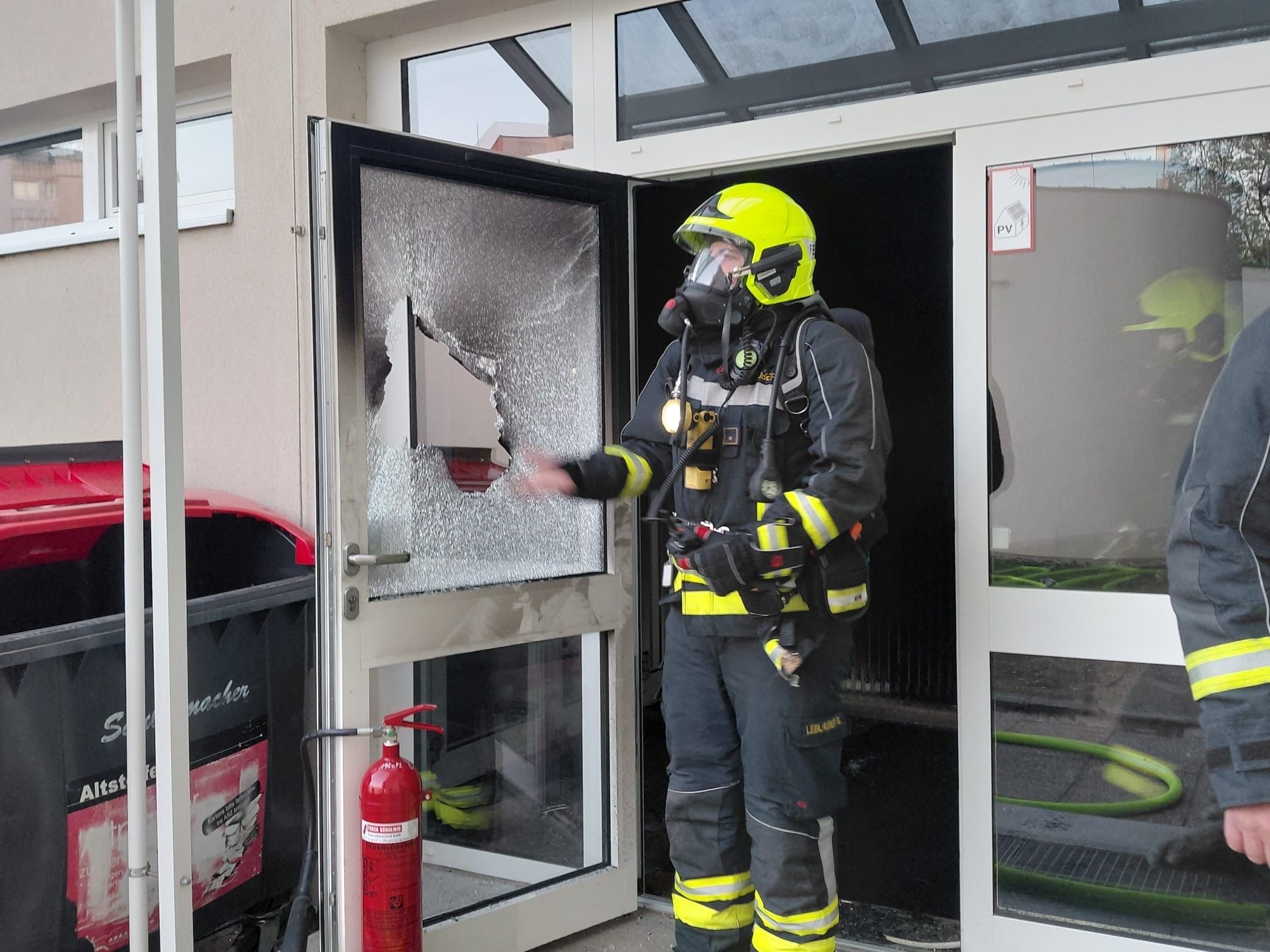 Einsatzkräfte der Feuerwehr stehen im Bereich der Mittelschule Haid 1 im Einsatz, nachdem im Eingangsbereich eine Fußmatte in Brand geraten war. 