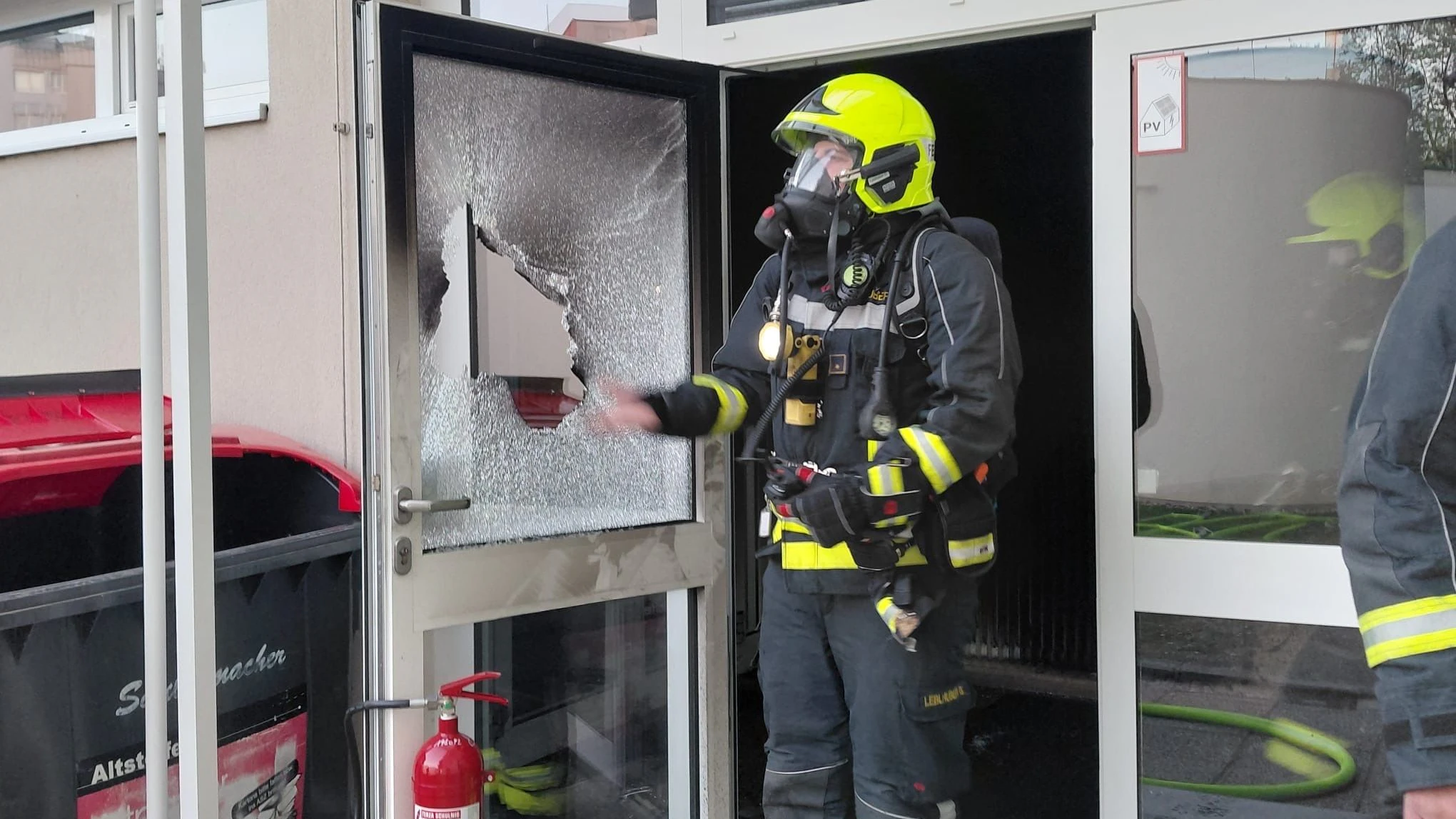 Einsatzkräfte der Feuerwehr stehen im Bereich der Mittelschule Haid 1 im Einsatz, nachdem im Eingangsbereich eine Fußmatte in Brand geraten war. 
