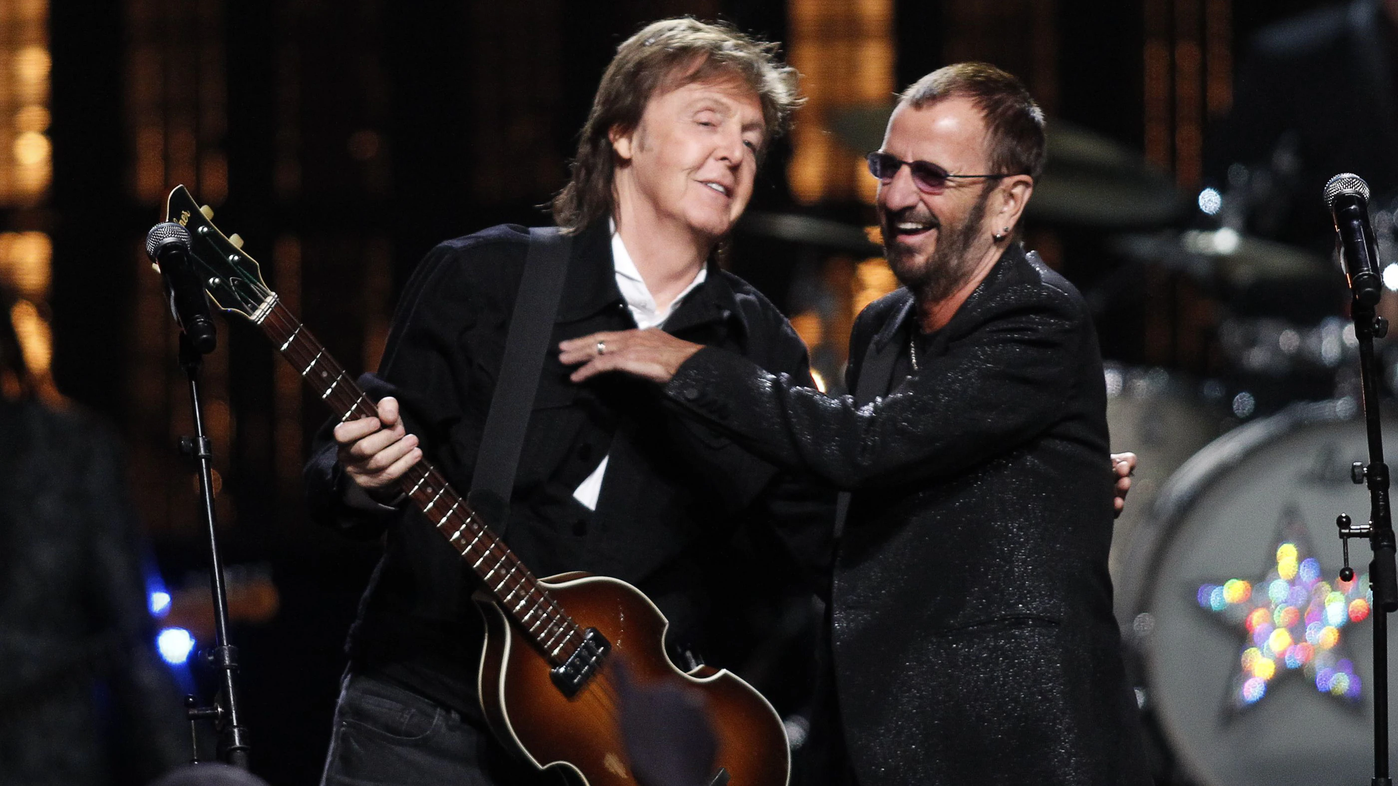 Ringo Starr and Paul McCartney gemeinsam auf der Bühne für einen Song