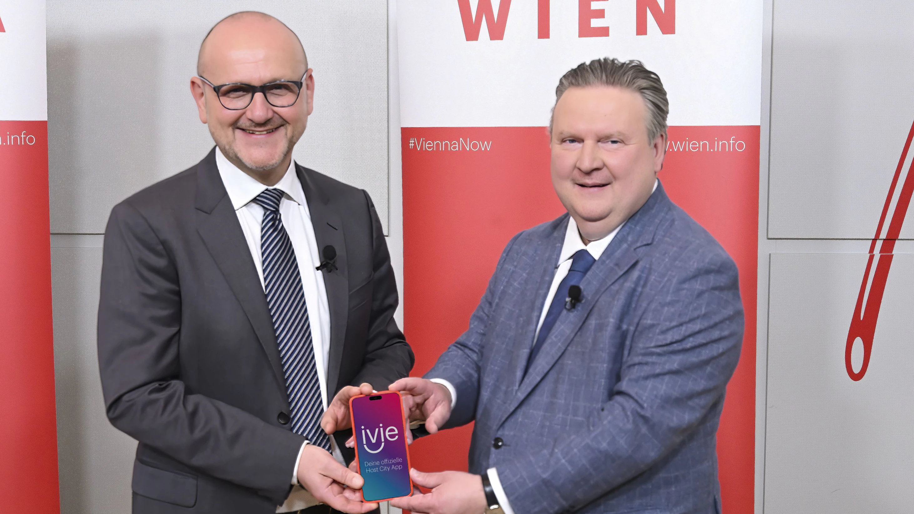 Bürgermeister Michael Ludwig (SPÖ) und WienTourismus-Geschäftsführer Norbert Kettner (l.) stellten die ESC-App vor.