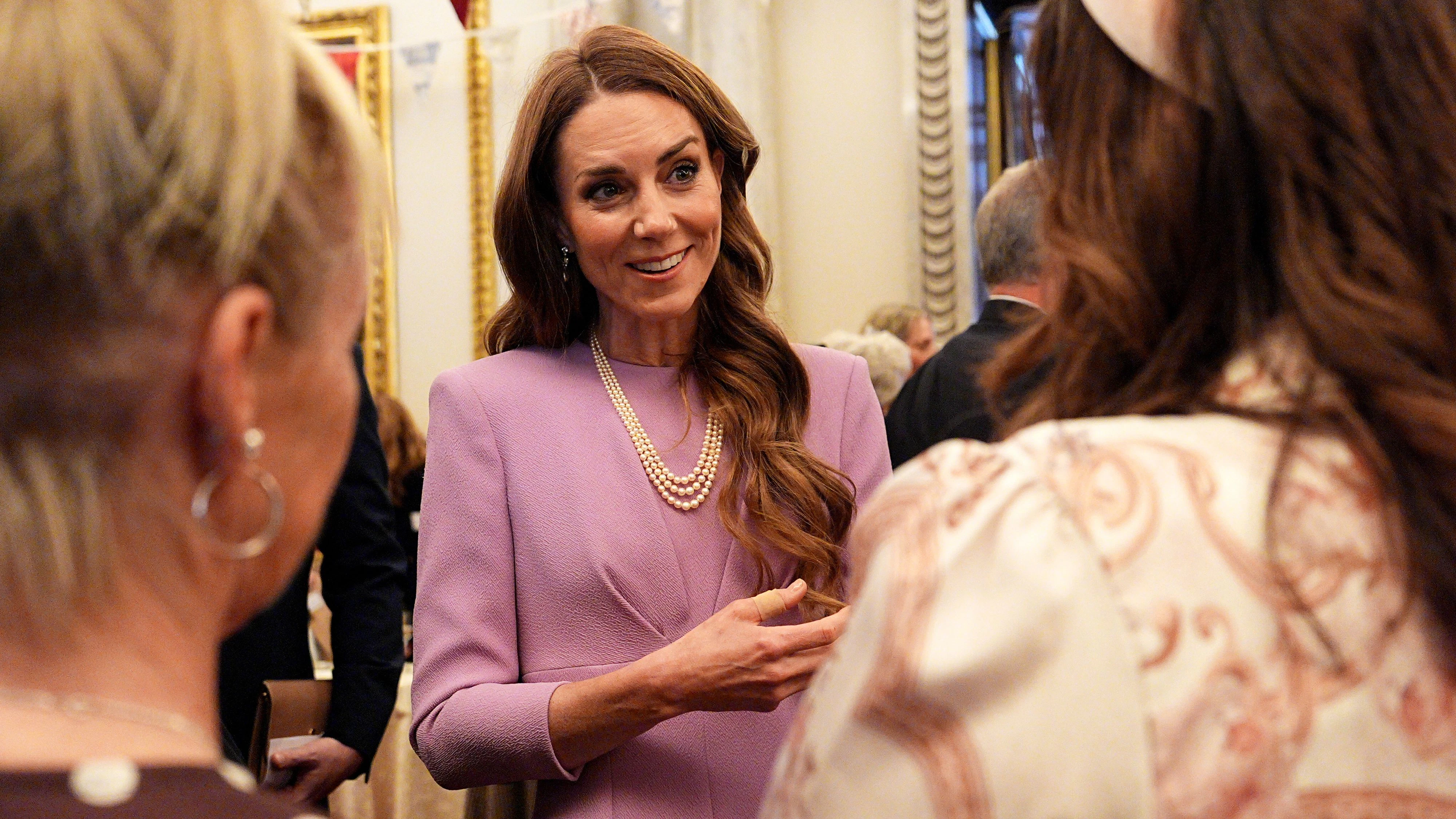 Nur bei genauem Hinsehen kann man das Pflaster auf Kates Daumen erkennen.