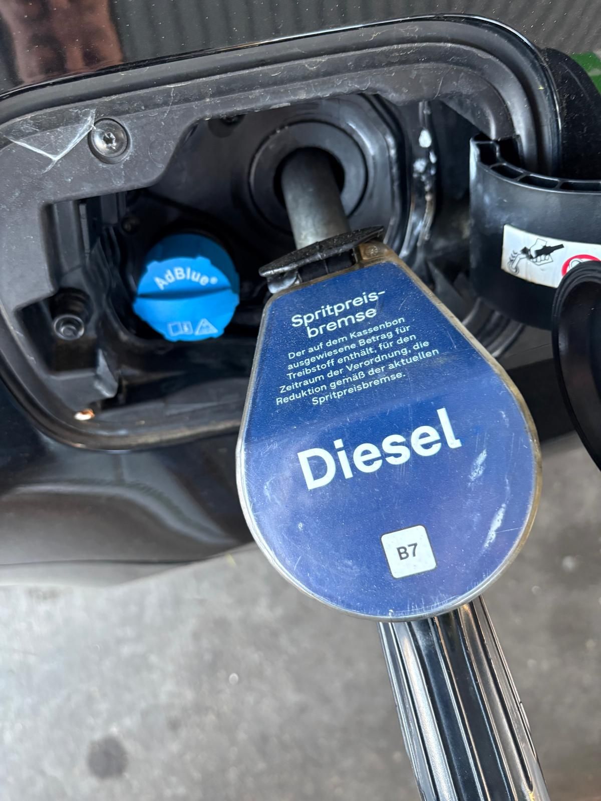 Die OMV hat auf der Diesel-Zapfpistole einen Hinweis zur Spritpreisbremse angebracht. Darin wird den Kunden versichert, dass sie beim Tanken von der Regierungsmaßnahme voll profitieren. Hintergrund war eine Ankündigung des teilstaatlichen Konzerns, die vorgeschriebene Margen-Reduktion nur halb durchziehen zu wollen.